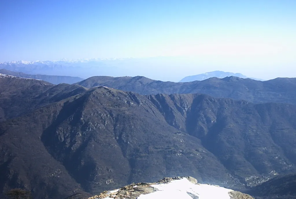 Photo showing: Il monte Ricordone dalla vetta del monte Birrone. In basso a destra, nel fondovalle, l'abitato di Frassino