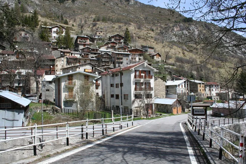 Photo showing: Upega, frazione di Briga Alta (CN) in val Tanaro. La foto è scattata sul ponte sul Tanarello al confine con la Liguria.