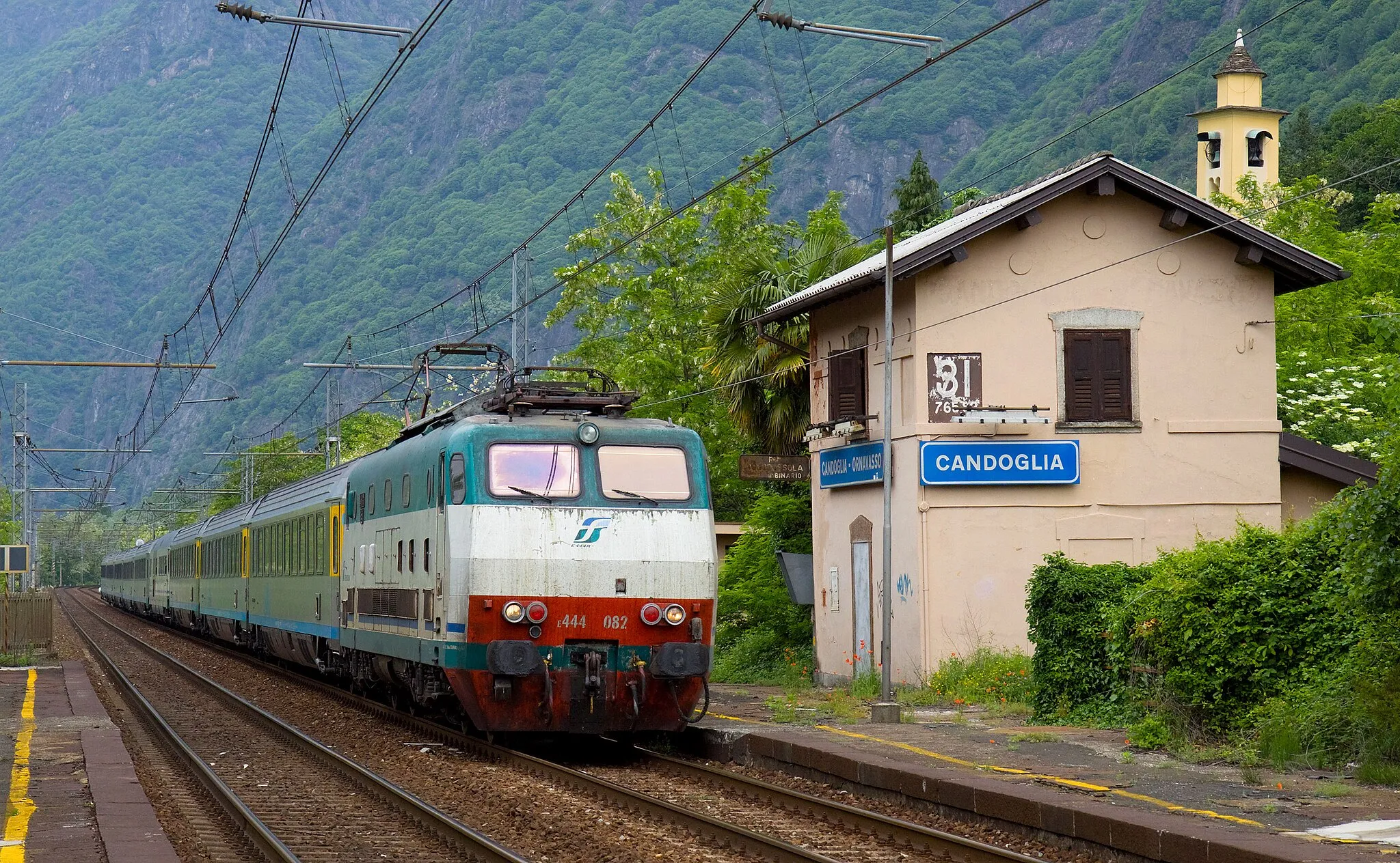 Photo showing: Treno EuroCity in transito nella stazione di Candoglia-Ornavasso