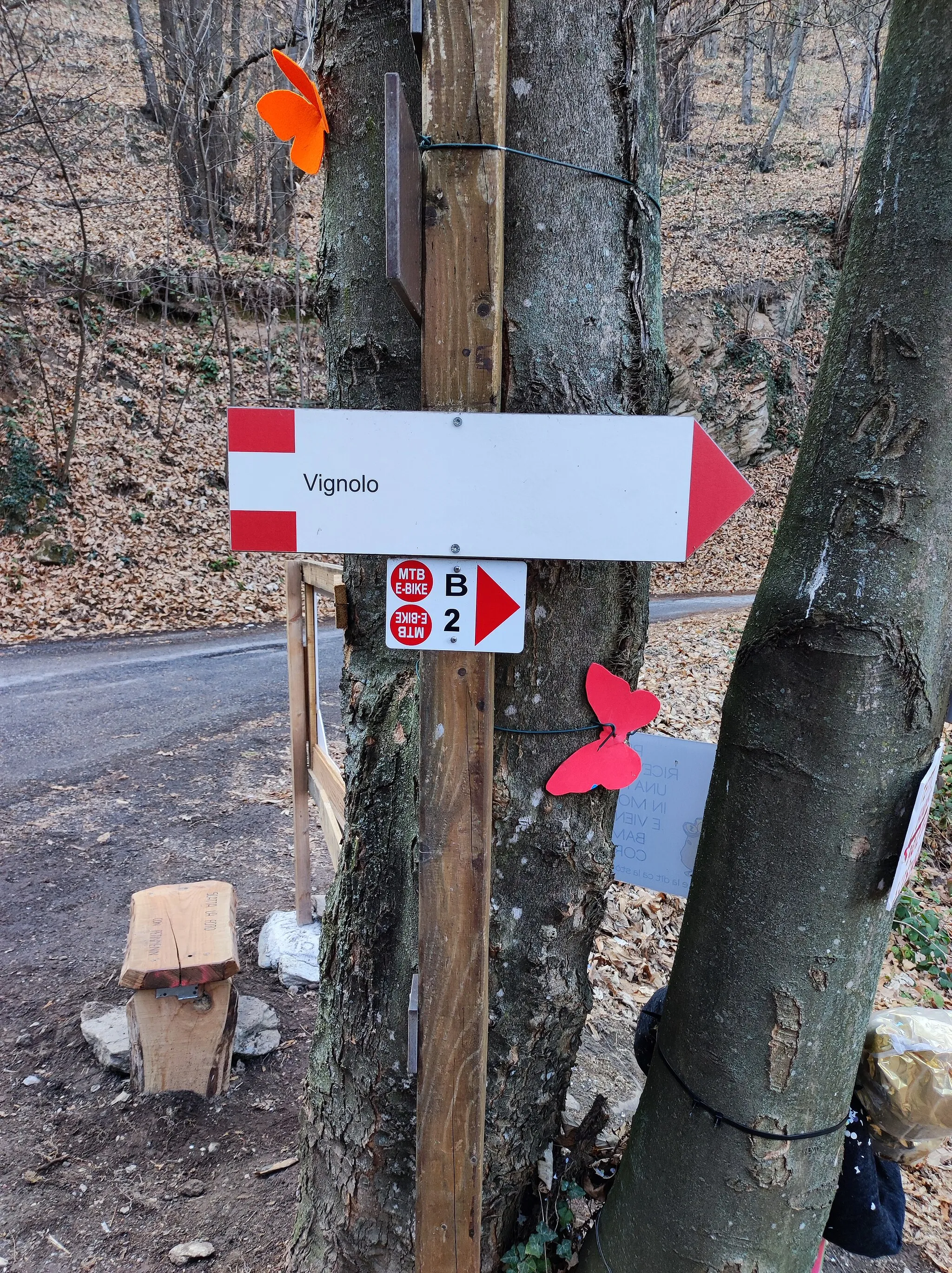 Photo showing: Guidepost in Vignolo