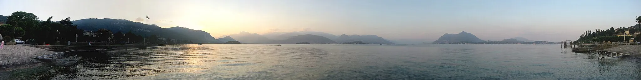 Photo showing: Panoramic view of Lake Maggiore from the docks of Stresa