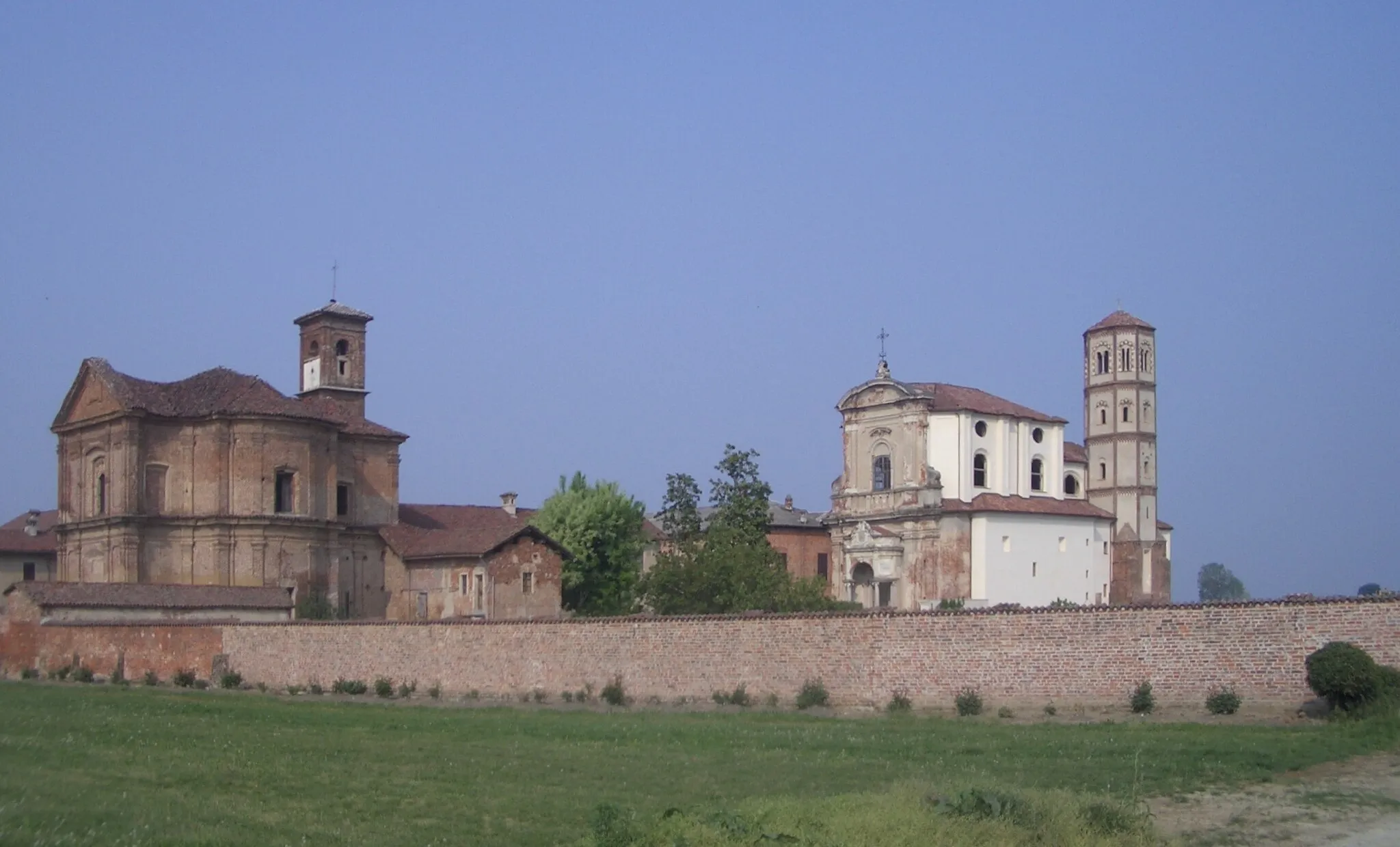 Photo showing: View of the Abbey with its two churches, Lucedio Abbey , Trino, Vercelli, Italy