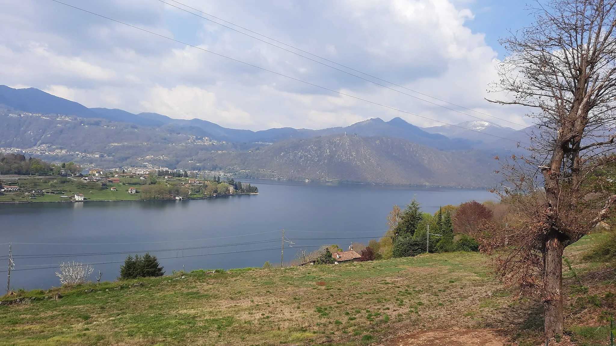 Photo showing: La passeggiata dalla frazione di Legro al paesino Carcegna offre parecchi scorci del lago