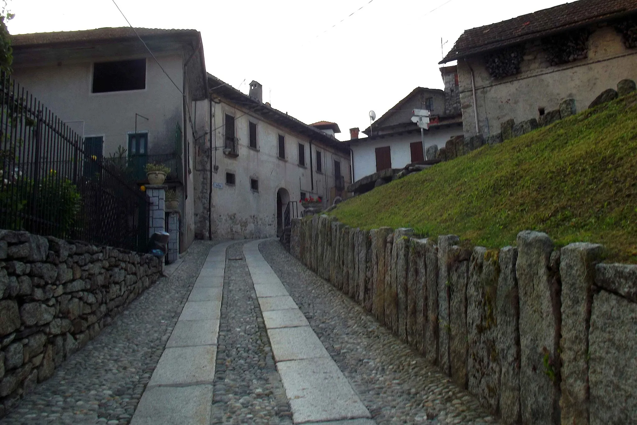 Photo showing: Boleto (Madonna del Sasso, VB, Italy): Follina street