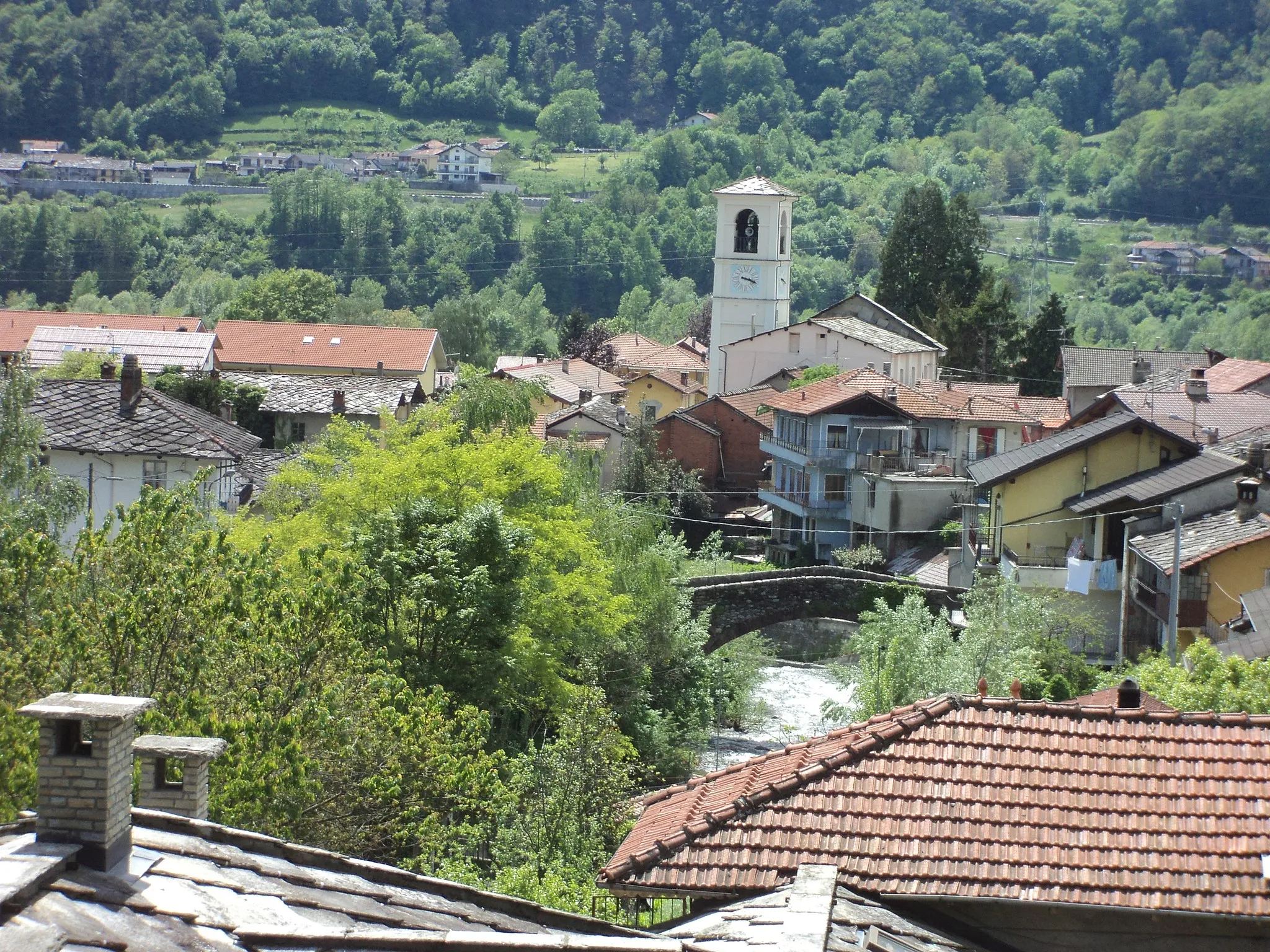 Photo showing: Panorama di Dubbione (frazione di Pinasca) con in primo piano il cosidetto Ponte di Annibale - provincia di Torino