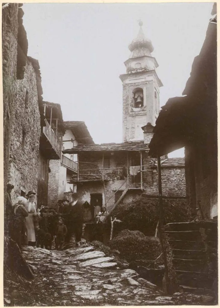 Photo showing: A Maffiotto. Valle Di Susa, Maffiotto, Scorcio Di Una Via Interna Col Campanile Sullo Sfondo; 01-06-1913; stampa alla celloidina; 116X82