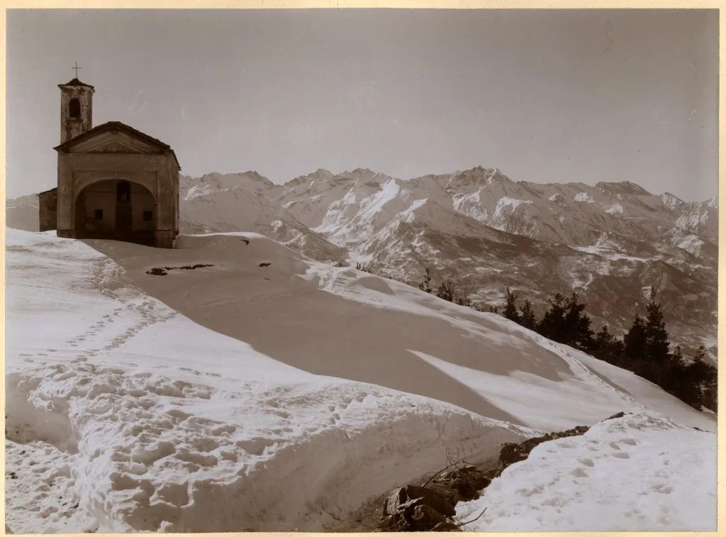 Photo showing: Valle Di Susa, Maffiotto, Paesaggio Invernale Con La Cappella Di Prarotto Ed Il Gruppo Dell'orsiera Rocciavre' Sullo Sfondo; 1907 ?; stampa alla celloidina; 170X230