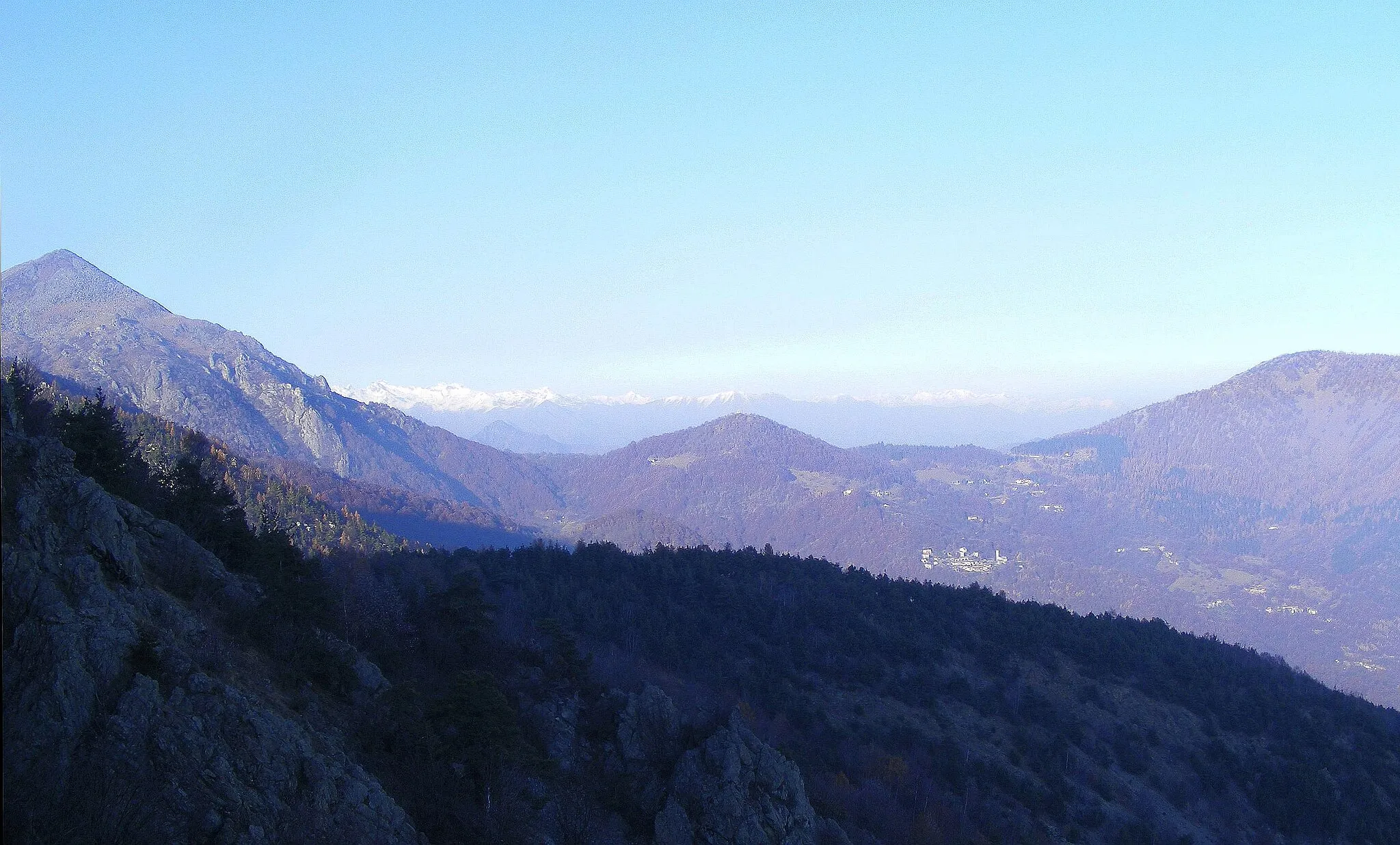Photo showing: Colle del Lys (Rubiana/Viù, TO, Italy) as seen from Roccasella's slopes; on the left Monte Rognoso