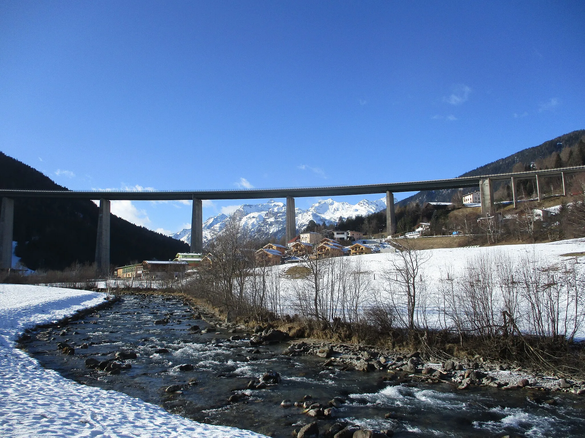 Photo showing: The Gschnitztalbrücke, a bridge of the Brenner Autobahn over the Gschnitz Valley at Steinach am Brenner. The mountains in the background are part of the Stubai Alps.  The river in the foreground is the Gschnitzbach.