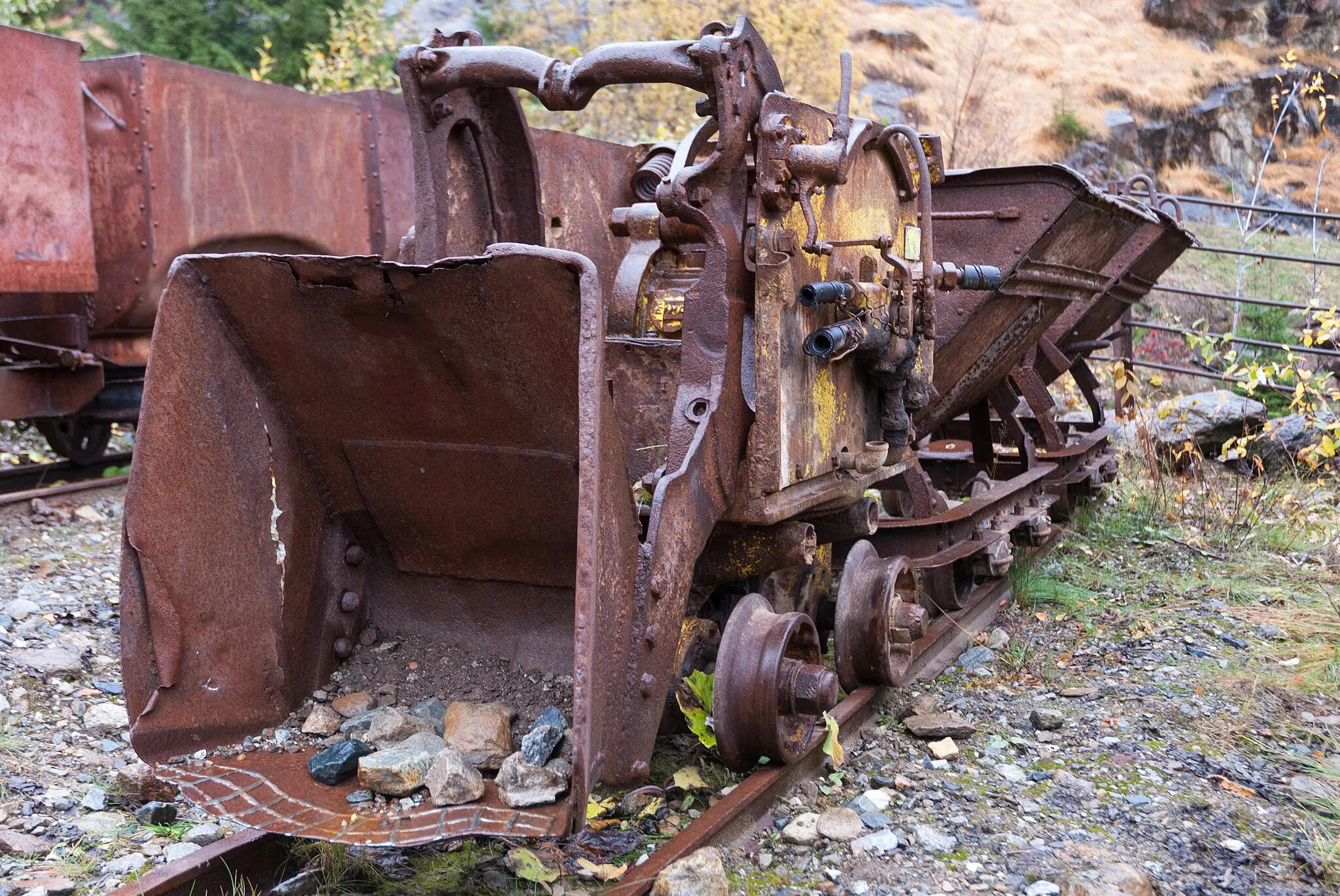 Photo showing: Überkopf Ladegerät auf dem Gelände der Erzaufbereitung in Maiern, Ridnauntal