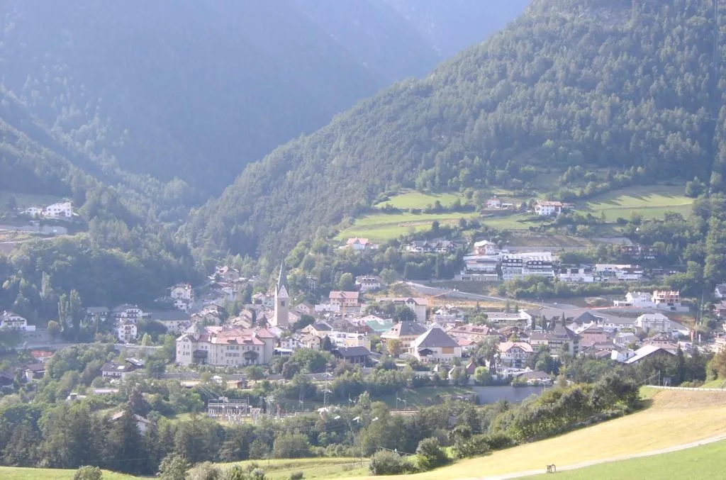 Photo showing: Mühlbach gesehen von der de:Rodenecker Straße

aufgenommen von Christoph Federer (Fedi)
Lizenzstatus: de:GNU FDL