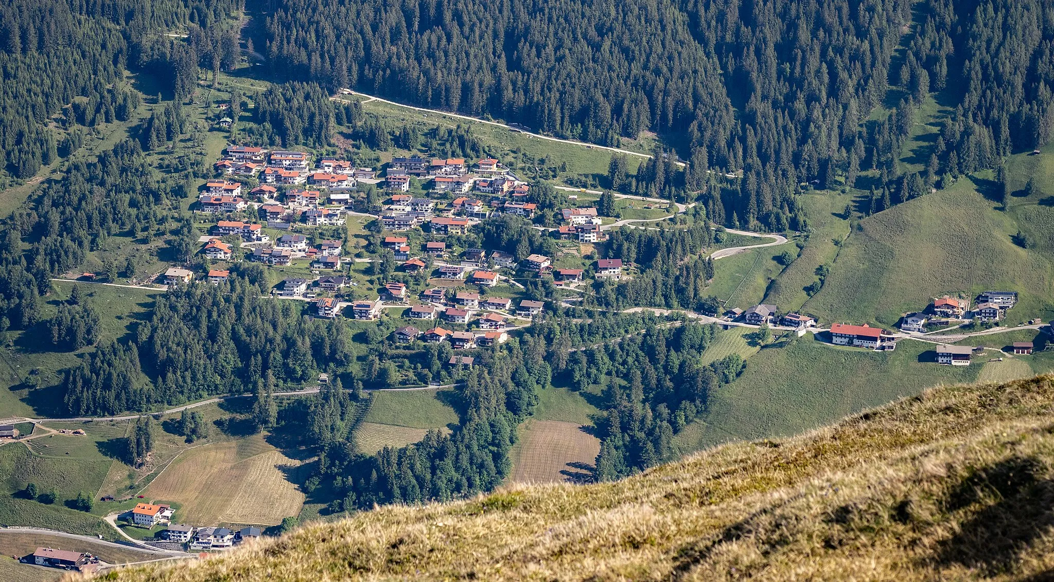 Photo showing: Blick vom westseitigen Gipfelhang des Bendelsteins nach Norden zur Kerschbaumsiedlung im Navistal