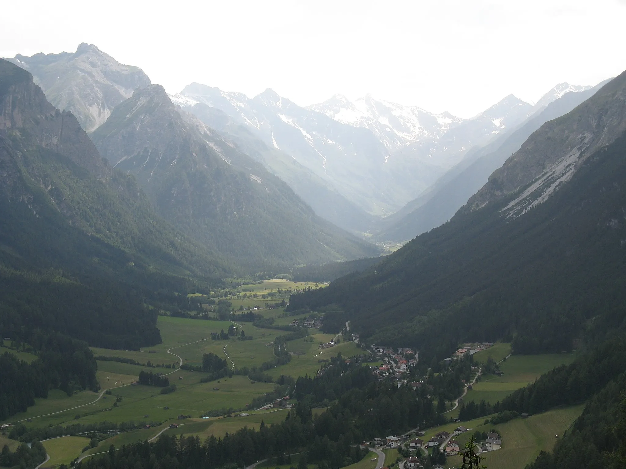 Photo showing: Blick von Aussichtsplattform in Trins auf Talende