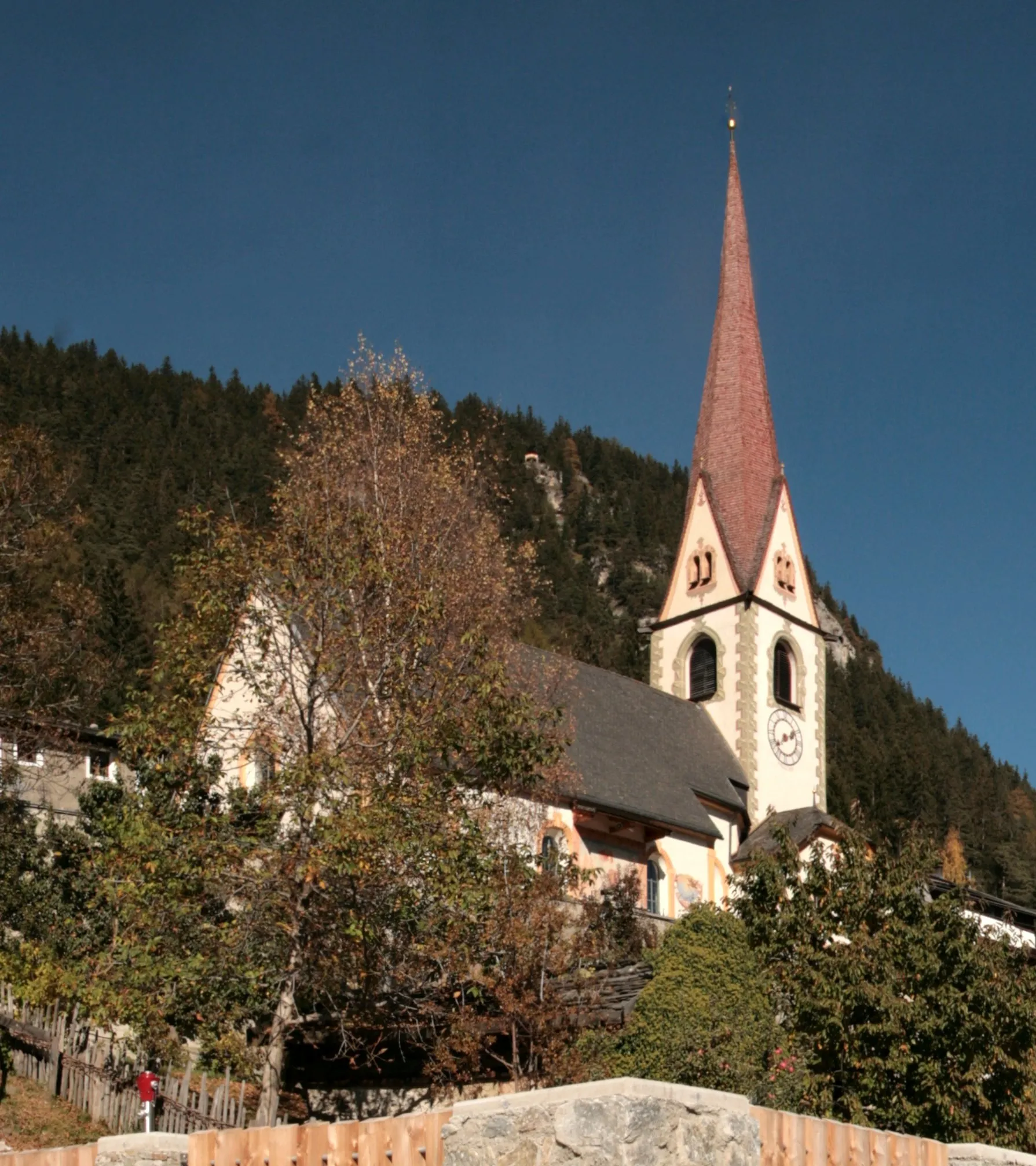Photo showing: Dorfplatz mit spätgotischer Pfarrkirche