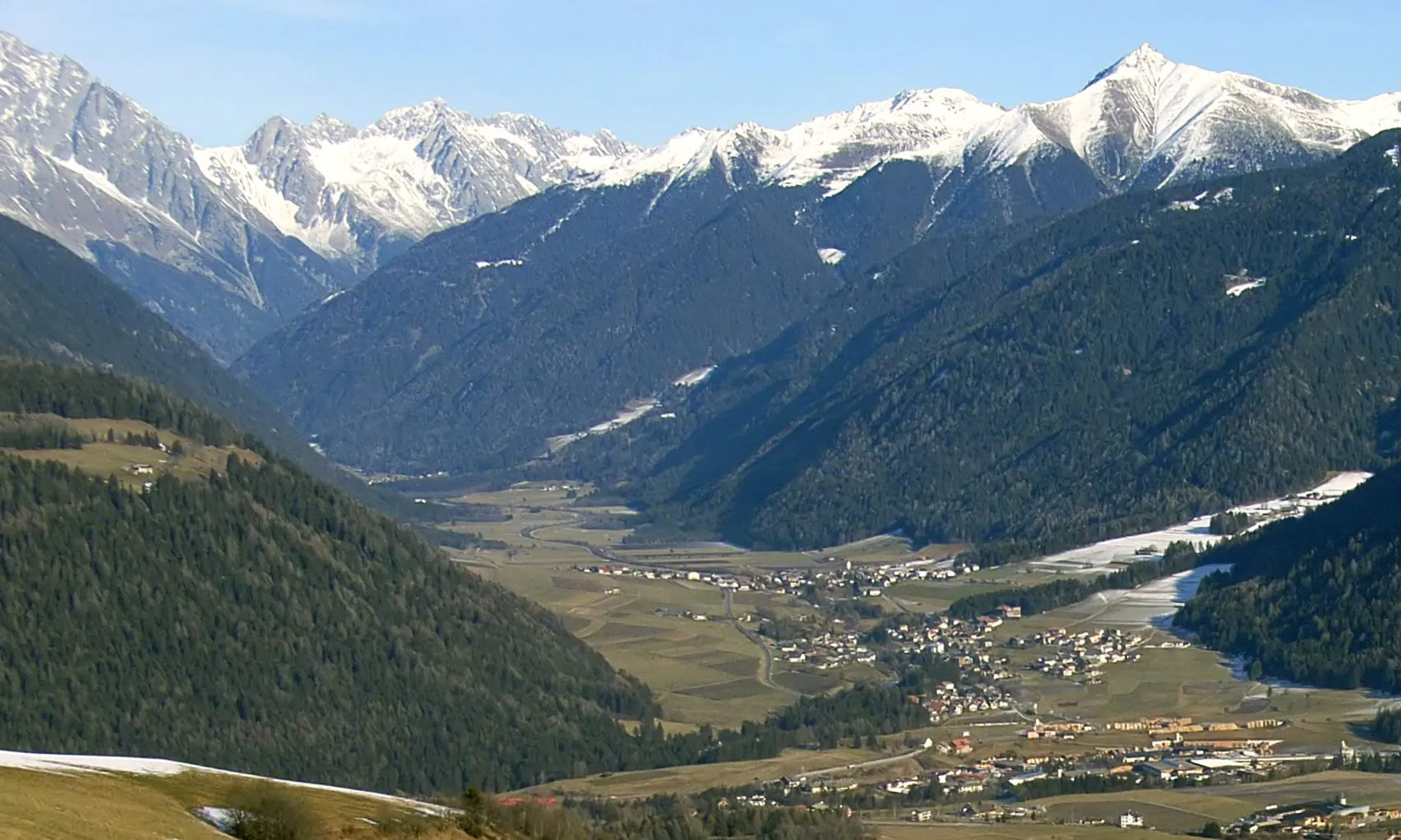 Photo showing: Italien, Südtirol: Blick vom Kronplatz in das Antholzertal. Vorne der Ort Rasen-Antholz. Im Hintergrund von links nach rechts Kleine, Mittlere und Große Ohrenspitze, rechts davor Knobelstein, Ochsenfelder und Amperspitz. Ganz links zudem der Ostgrat des Wildgall.