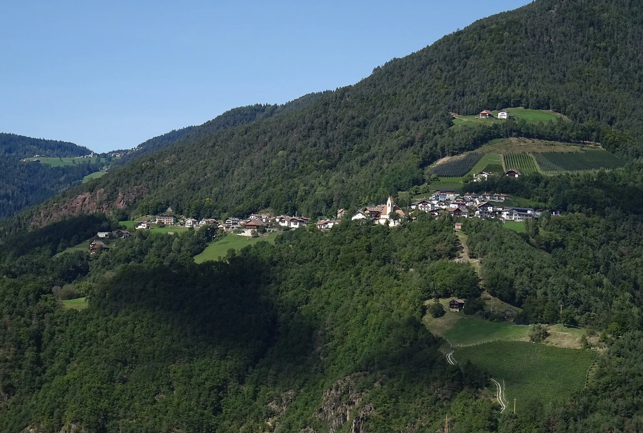 Photo showing: Hafing (Jenesien, South Tyrol, Italy) as seen from the Johanneskofel