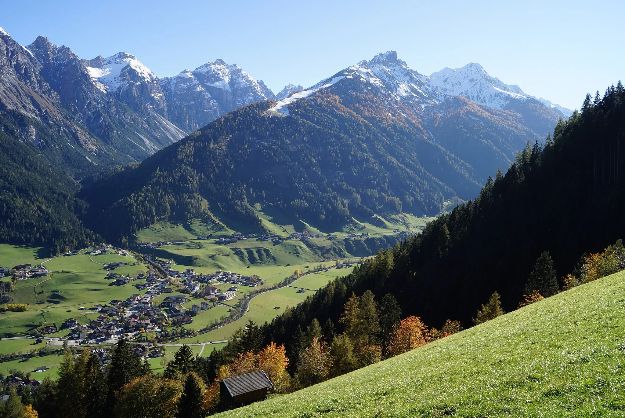 Photo showing: Von Pfurtschell auf 1.297 m im Stubaital schauen wir auf Neder, darüber Kirchdach, rechts Elfer, Habicht & Zwölfer.