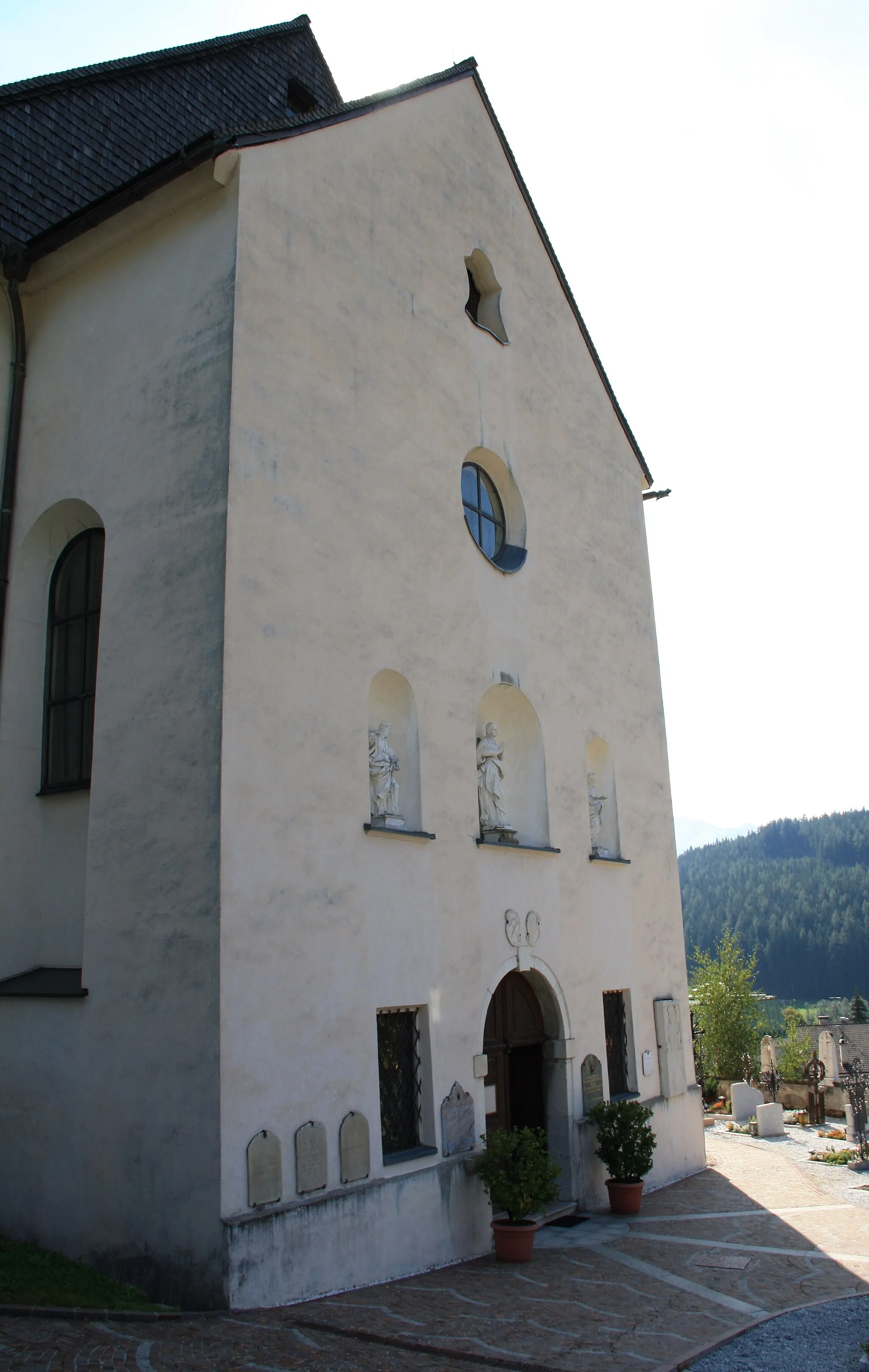 Photo showing: Italy, South Tyrol, Gossensaß. The church is dedicated to the Immaculate Conception and was built in 1750 on the same place of the old gothic church erected in 1471 and dedicated to Saint George of which remains the bell tower. The church was built on design of Franz de Paula Penz in baroque, it is possible a former project by Johann G. D. Grasmair. The church was consecrated on July 4 and 5, 1754 by bishop Leopold von Spaur. The front shows the portal of the old church and the three niches in which are placed the statues of the Immaculate Conception, Joachim and Saint Anne. The nave has a cross shape with two arms forming four lateral chapels. The high altar is rich in golden shades and at the centre of the throne is placed the statute of the Immaculate with the child. To the left side, between the two lateral chapels, is the baroque pulpit of 1777 positioned in a central site. To the right side between the two lateral chapels is a Crucifix by Bartlmä Kleinhans. The first right lateral altar is dedicated to Our Lady of Sorrows encircled by the statues of Mary Magdalene, Saint Elisabeth and Saint James works of 1750. The second right lateral altar is dedicated to Francis Xavier and two Bishops: Saint Ingenuinus and Saint Albuin coming from the old Saint George church. The first left lateral altar is the Flagellation of Christ at the column and the Saints Peter and John on each side. To the second left lateral altar is Saint Leonard, by side are the statues of Saint Sylvester, Saint Gregory and Saint Barbara coming from the old church. The eastern dome fresco was painted by Matthäus Günther and represents the Christ crowning Mary and Saint George throwing the pierced dragon downwards.