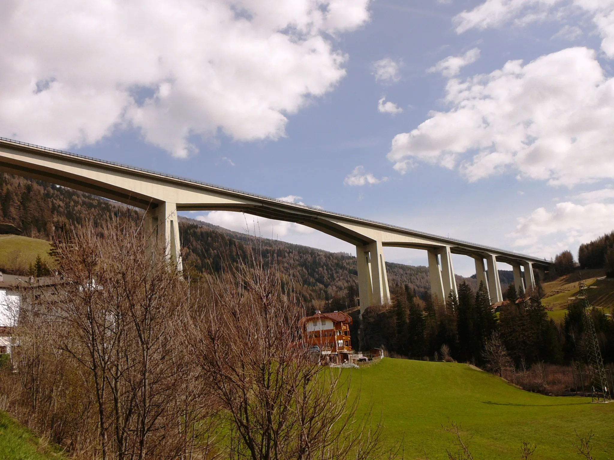 Photo showing: Il viadotto dell'Autobrennero all'altezza di Colle Isarco
