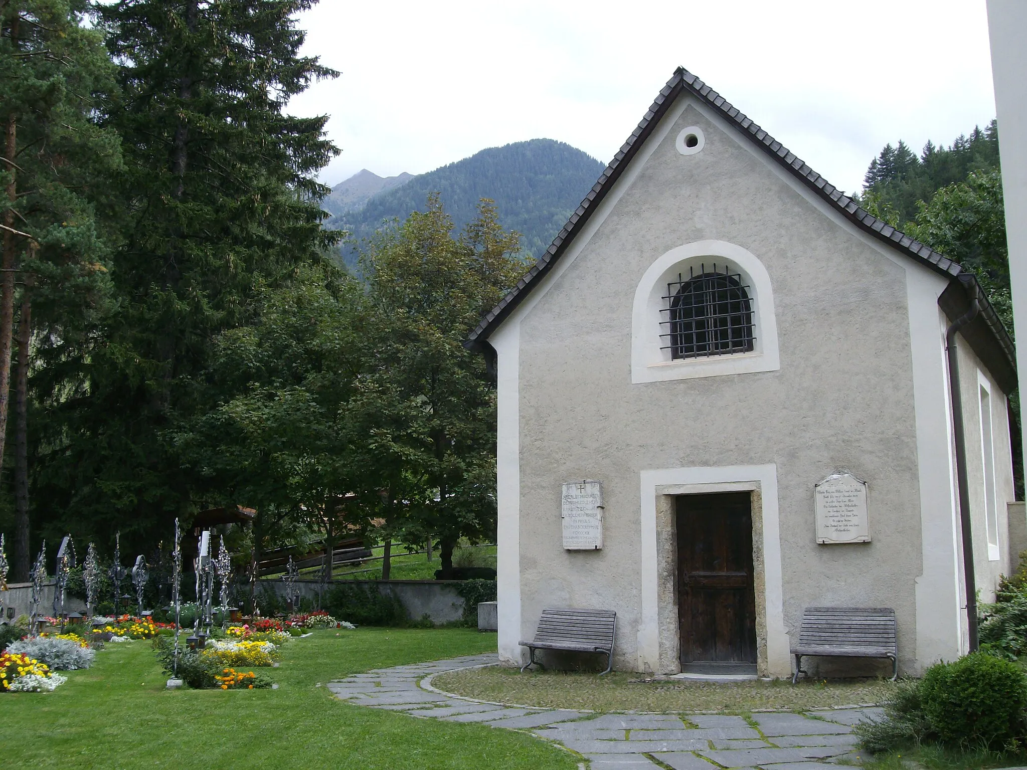 Photo showing: Italy, South Tyrol, Mauls, Pfarrkirche Hl. Oswald König. The first church in Mauls was built in 1329. The present church is dedicated to Saint Oswald and is distinguished by an imposing stone bell-tower with a roof spire. The interior frescos are painted by different artists of the eighteenth and nineteenth centuries. Here is the churchyard chapel.