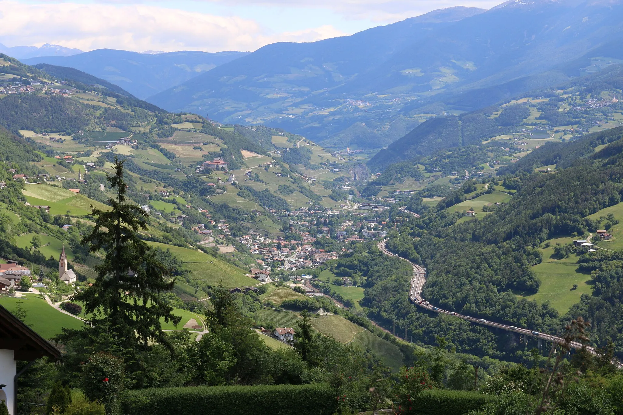 Photo showing: Barbian, Südtirol: Blick nach Klausen ins Eisacktal