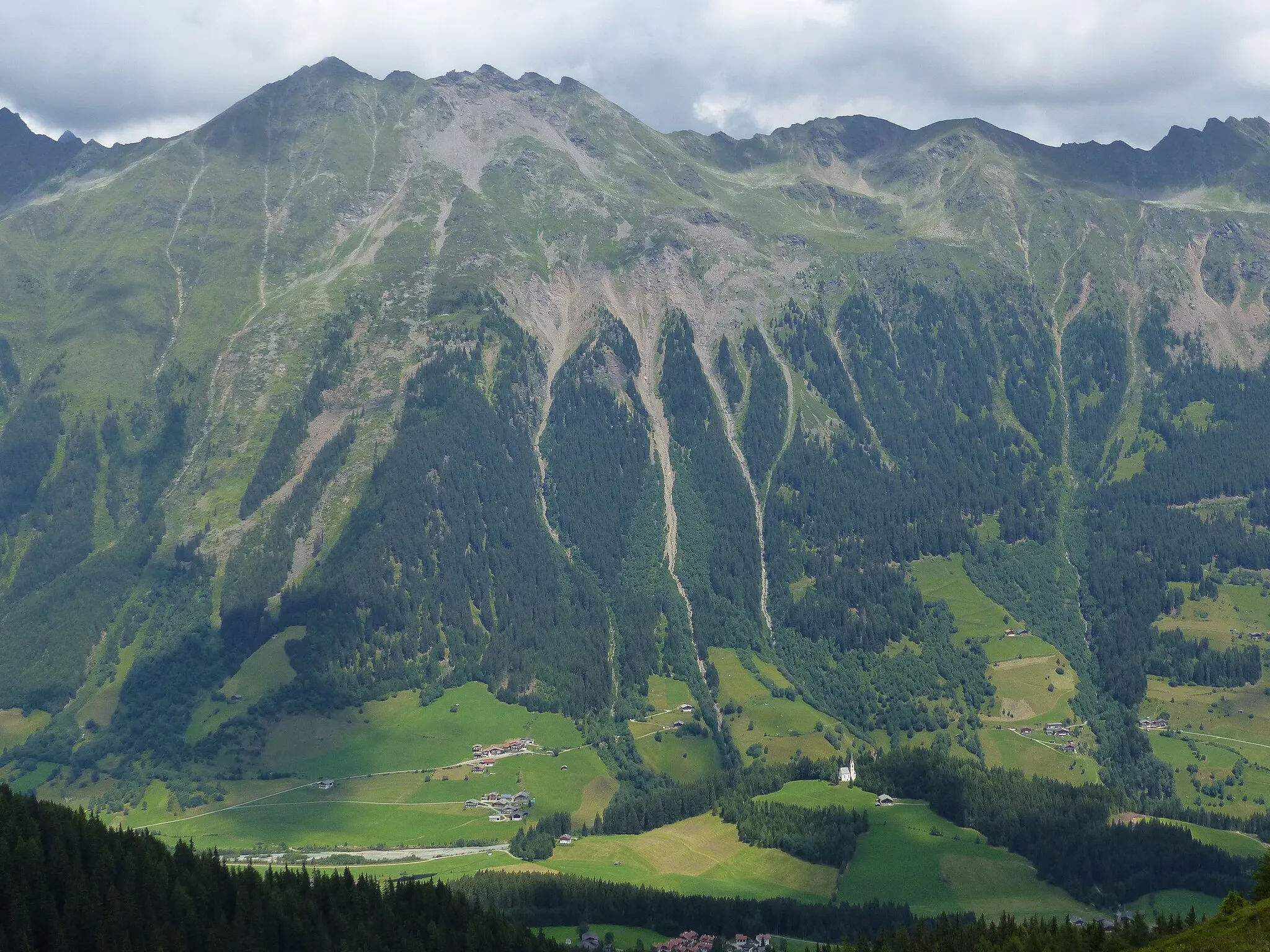 Photo showing: Blick ins Ridnauntal vom Stollespitz (Aussichtspunkt bei der Joggelealm): St. Magdalena rechts der Mitte