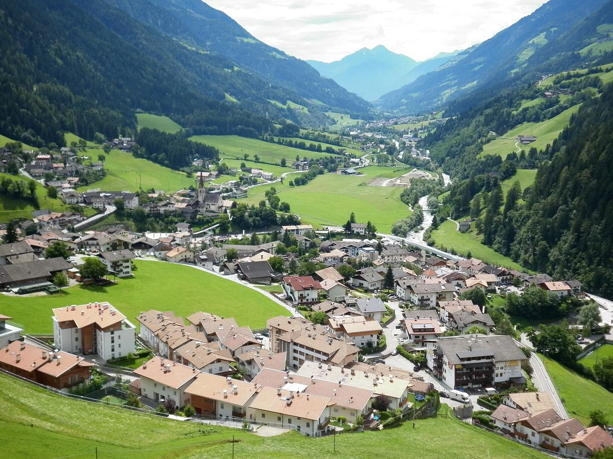 Photo showing: Village St. Leonhard in Passeier - Italy. Valley Passeiertal and a cycling trail, along of Passer (river).