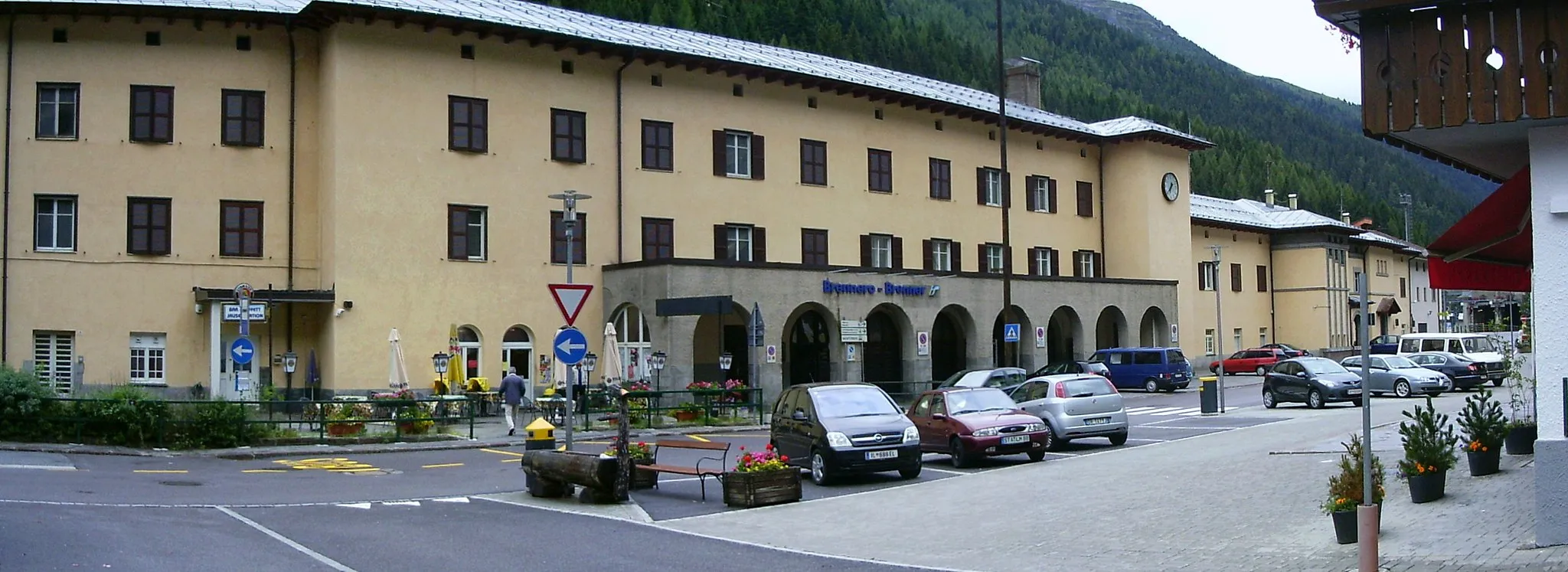 Photo showing: Brennero (it), train station, street side