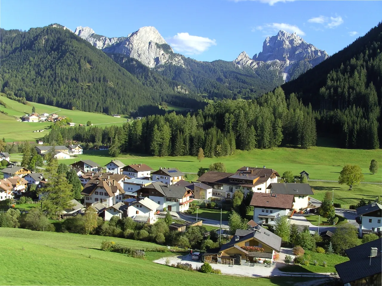 Photo showing: Prags in Südtirol; Ortschaft Schmieden (ital. Ferrara); Blick nach Südosten. Im Hintergrund links Sarlkofel und Lungkofel, rechts neben dem kleinen Sarlkopf der Dürrenstein.