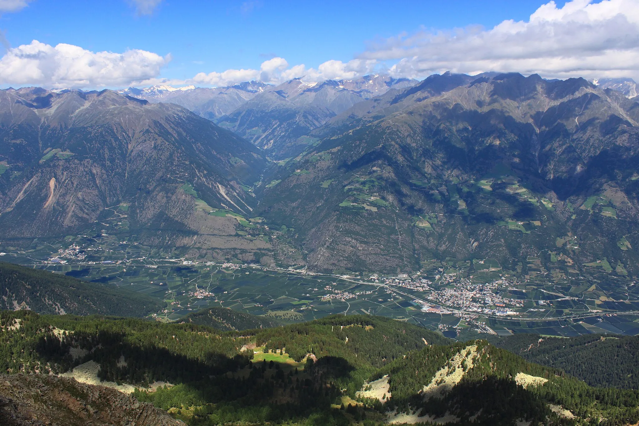 Photo showing: Blick nach Tschars und Naturns vom Gipfel der Naturnser Hochwart (2608 m.ü.M.). In der Mitte liegt der Zugang zum schönen Schnalstal mit dem Similaunmassiv. Die Naturnser Hochwart (italienisch Guardia Alta) ist ein 2608 Meter hoher Berg im Zufrittkamm der Ortler-Alpen. Die Hochwart befindet sich im italienischen Südtirol und trennt die Vinschger Gemeinde Naturns im Etschtal von der Ultner St. Pankraz.