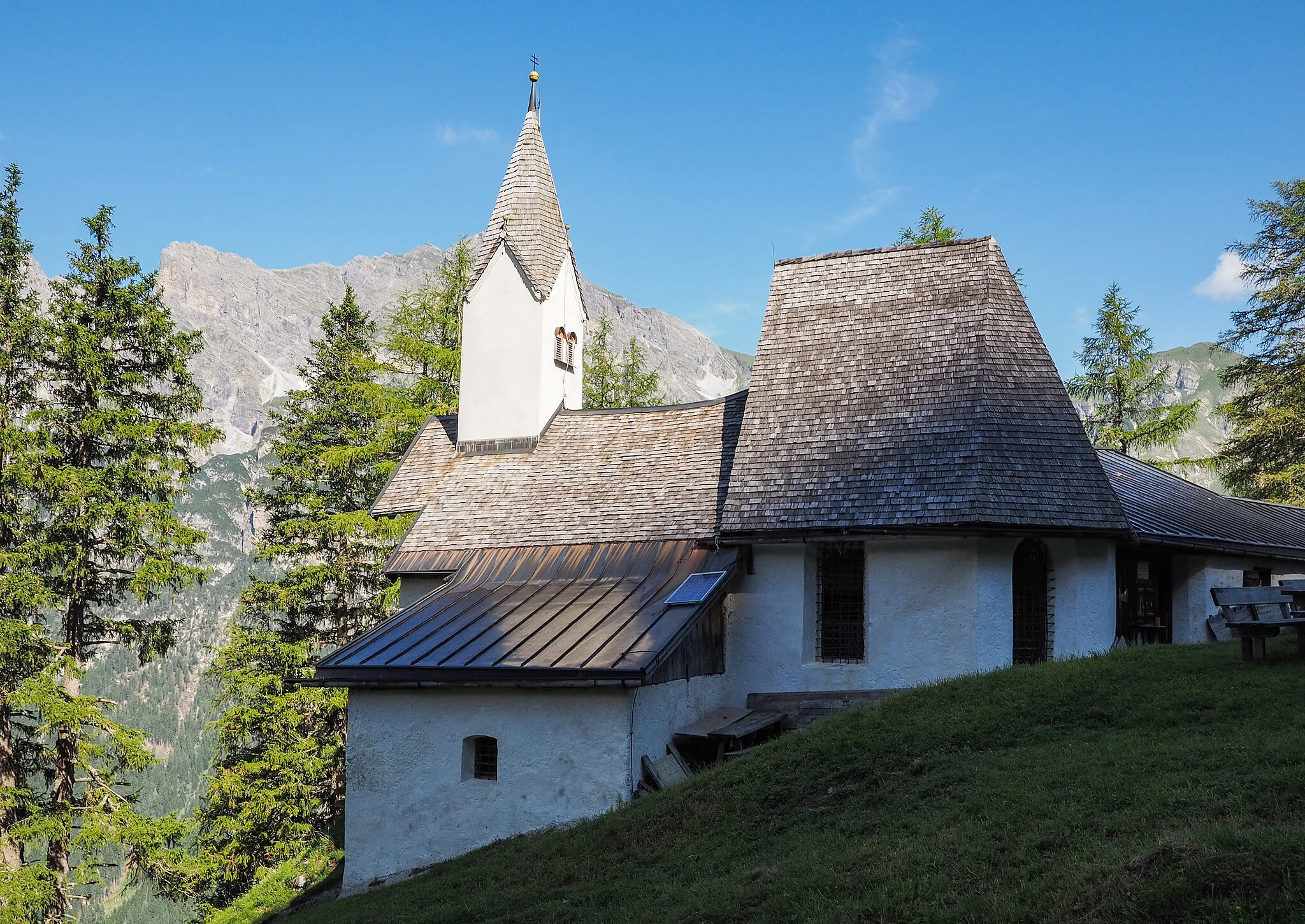 Photo showing: Die ersten Sonnenstrahlen erreichen die Kirche von St. Magdalena im Gschnitztal

This media shows the protected monument with the number 67413 in Austria. (Commons, de, Wikidata)