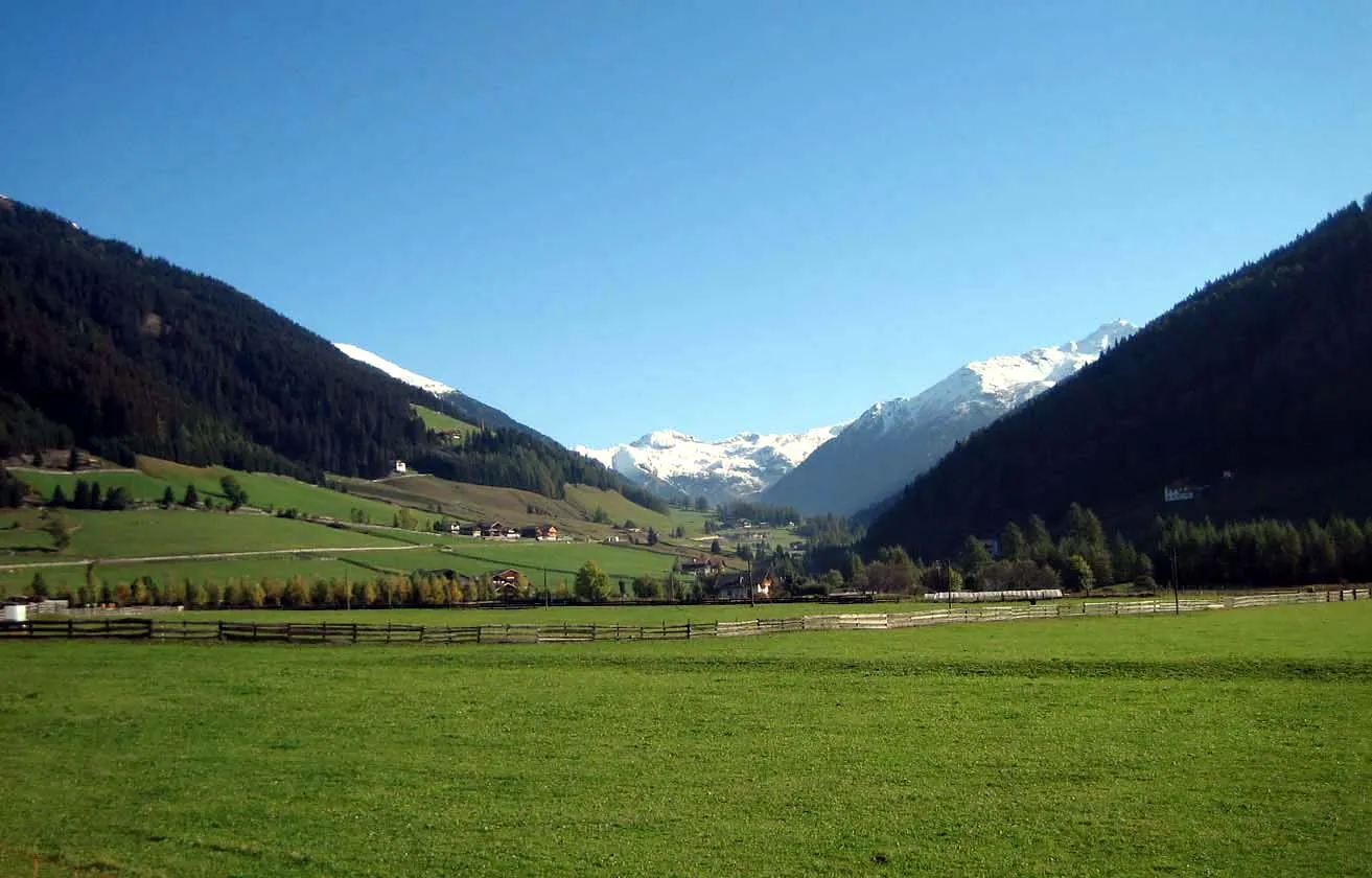 Photo showing: Sarntal, Blick von Weißenbach Richtung Nordosten