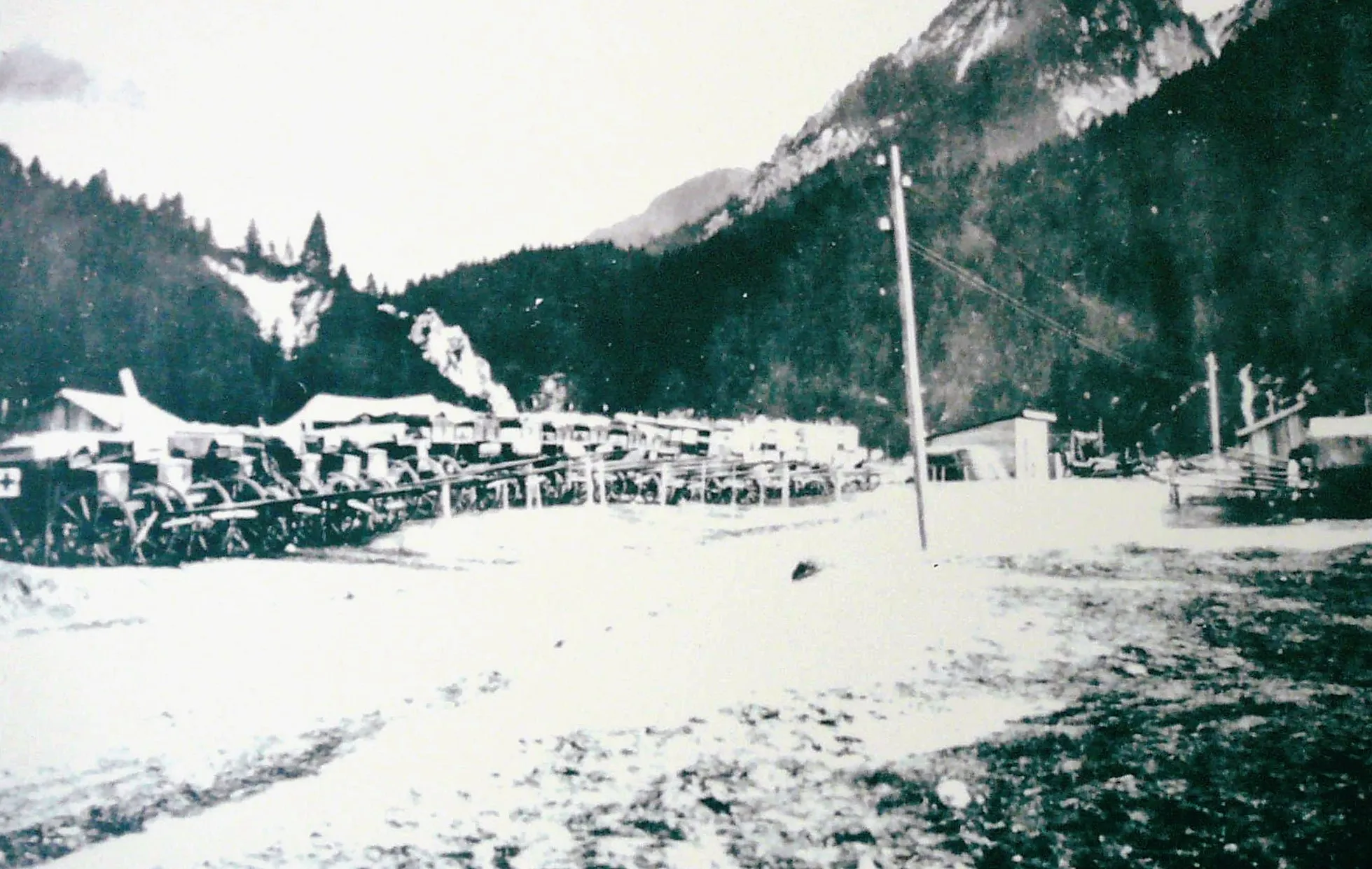 Photo showing: Ospedale militare da campo apresso Nasswand, in Val di Landro. Oggi, dove sorge il cimitero ddi guerra