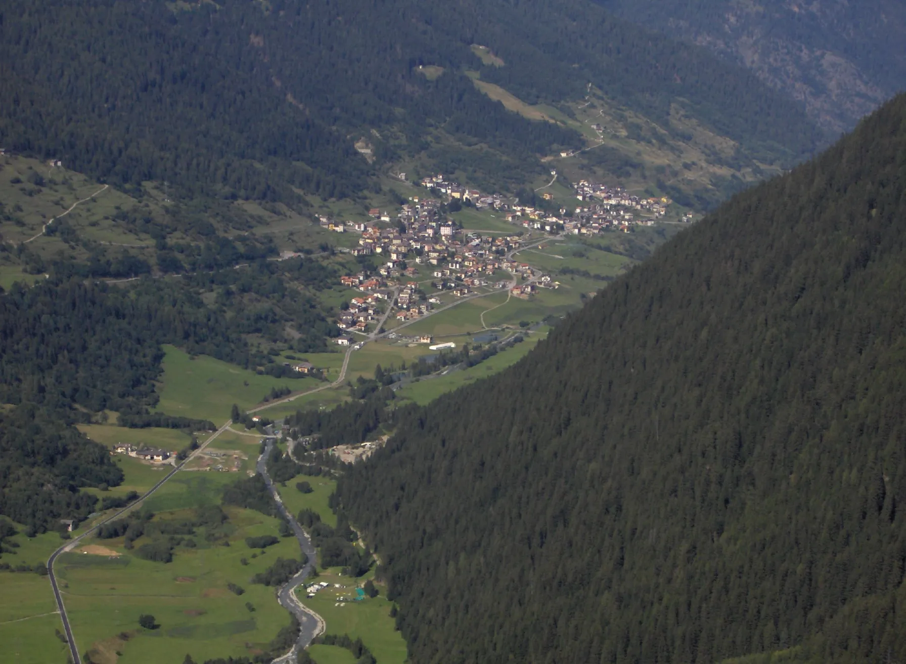 Photo showing: Alfredo Bertolini, foto del paese di Vermiglio dal sentiero del rifugio Denza, estate 2006