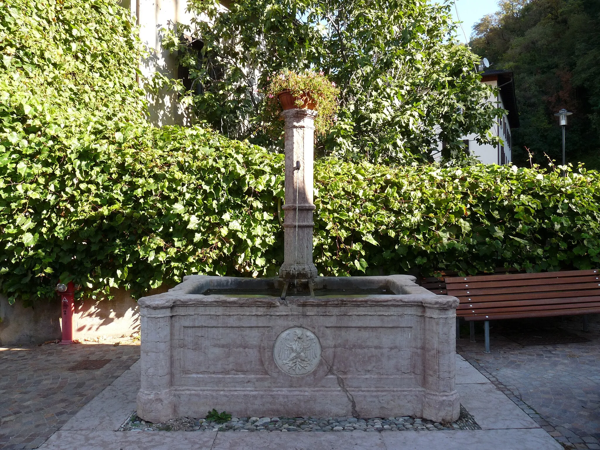 Photo showing: Trento (Italy): fountain (XIX century) in the San Lazzaro village. The fountain was in Raffaello Sanzio square, near the Castello del Buonconsiglio (at least until 1918-1920, as can be seen in some photos).