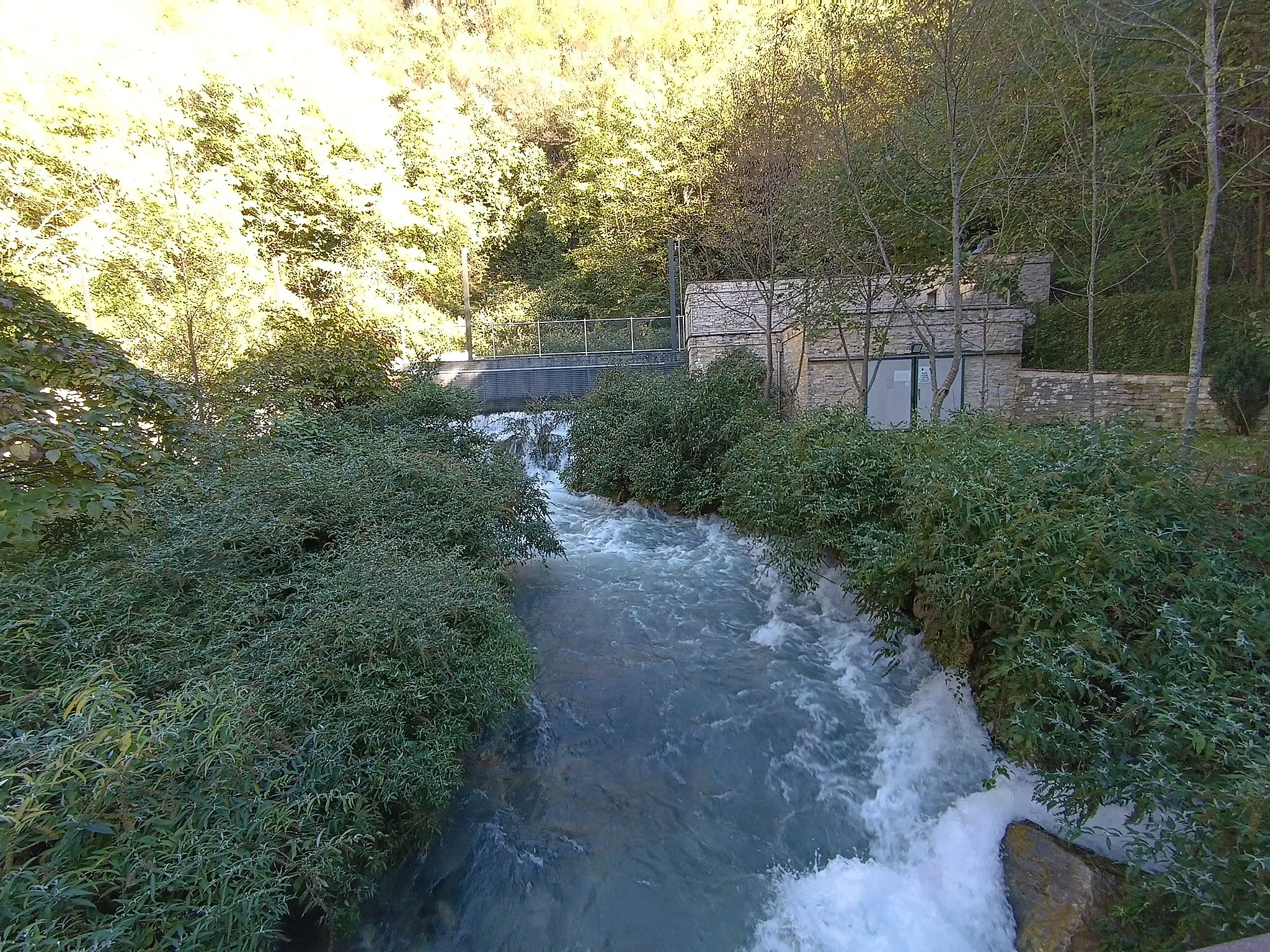 Photo showing: Fium stream near the spring 2