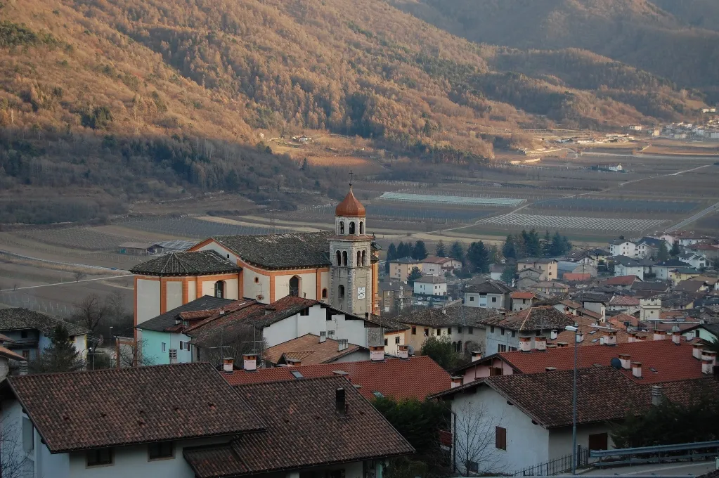 Photo showing: vista di Cavedine dalla strada per il Lago. In primo piano la chiesa parrocchiale del capoluogo Licensing
CC-BY-2.5