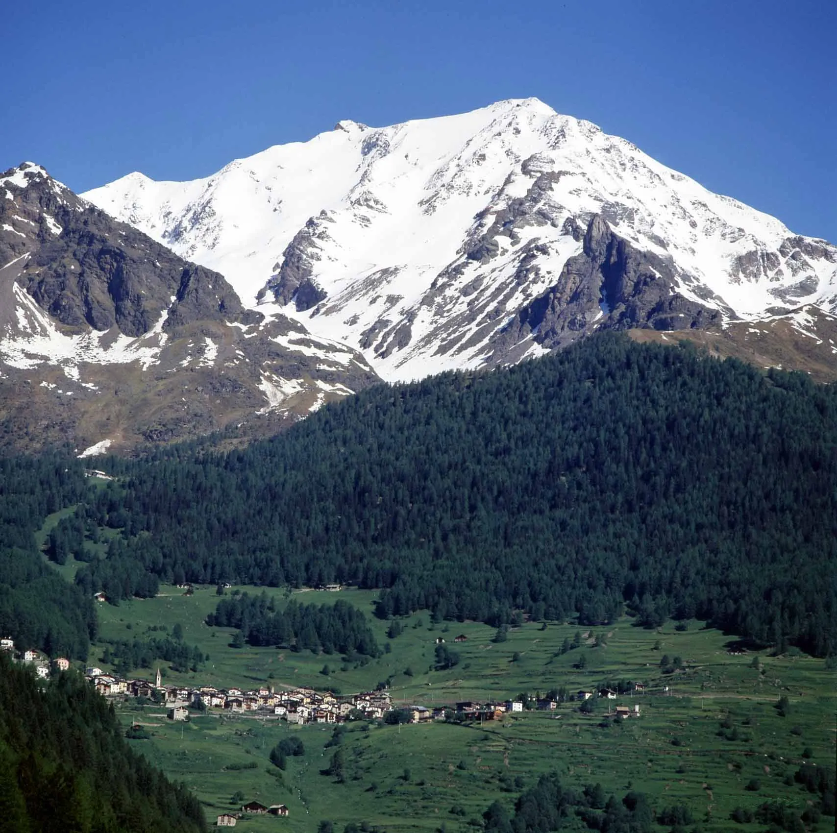 Photo showing: The town of Peio and Mount Vioz, Italy