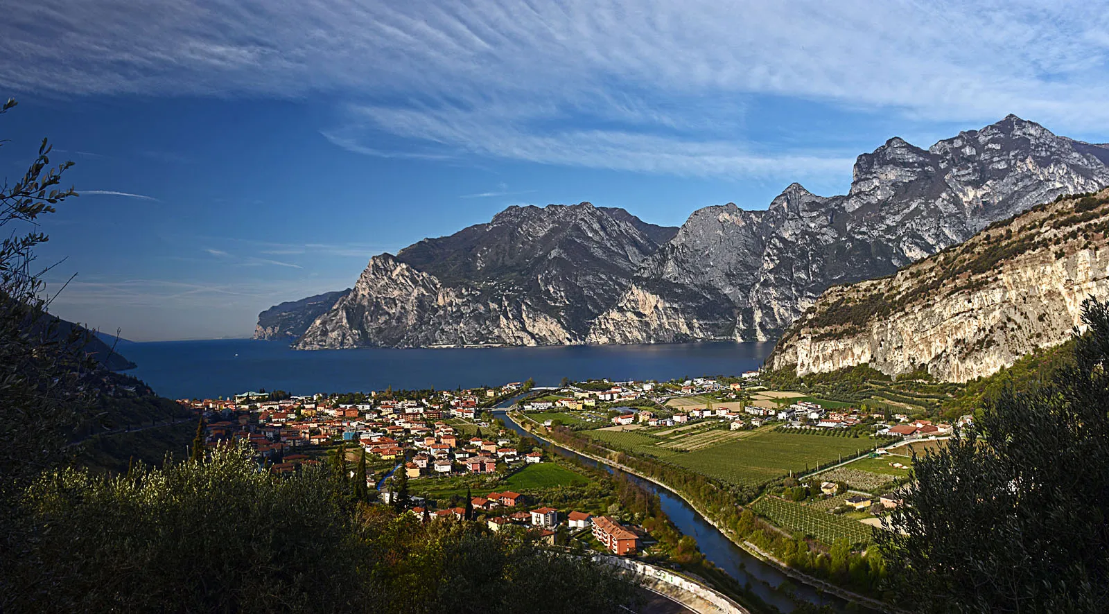Photo showing: Looking on Lago di Garda and Torbole from the viewpoint just below Nago.