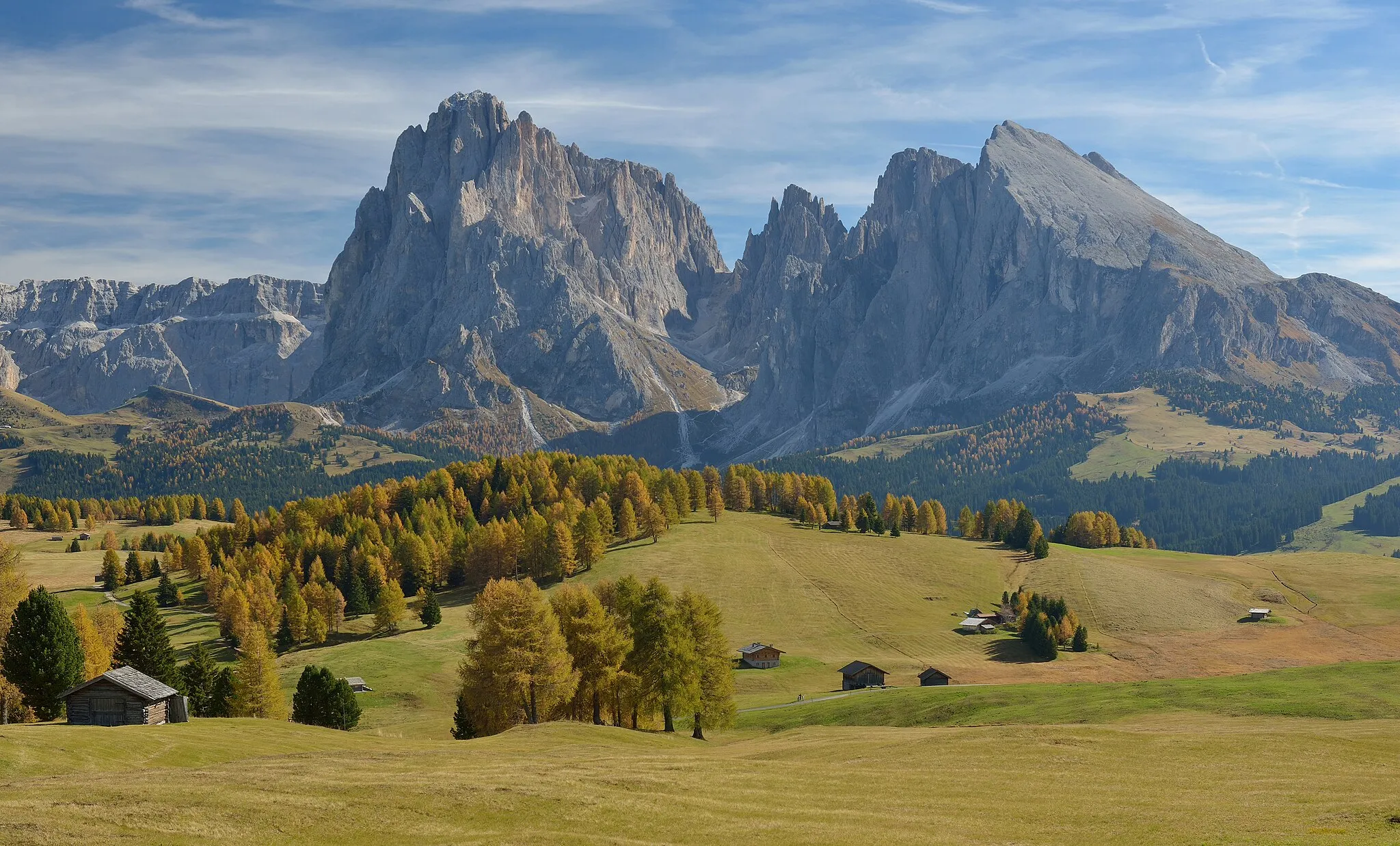 Photo showing: The Seiser Alm in South Tyrol, with the mountains of Langkofel group in the background