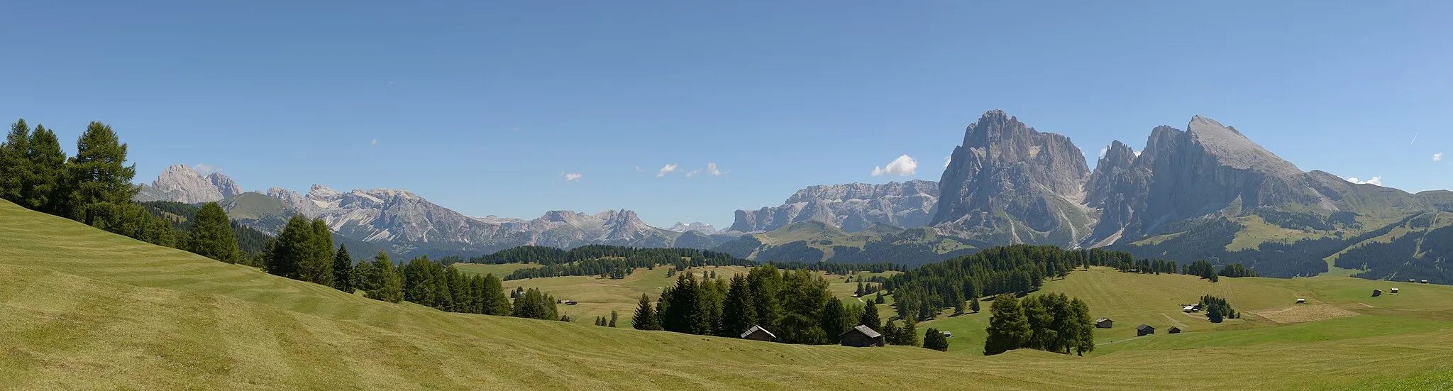 Photo showing: The Seiser Alm meadows in the back the mountains Odles Saslonch and Sella in Gröden, Dolomites.