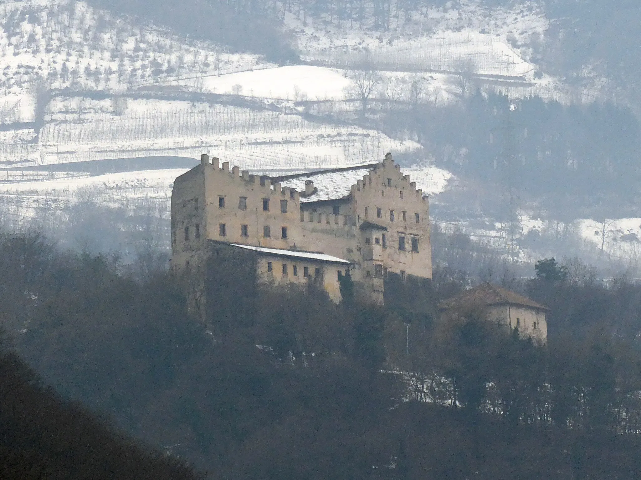 Photo showing: The castle of Monreale as seen from Cadino (Faedo, Trentino, Italy)