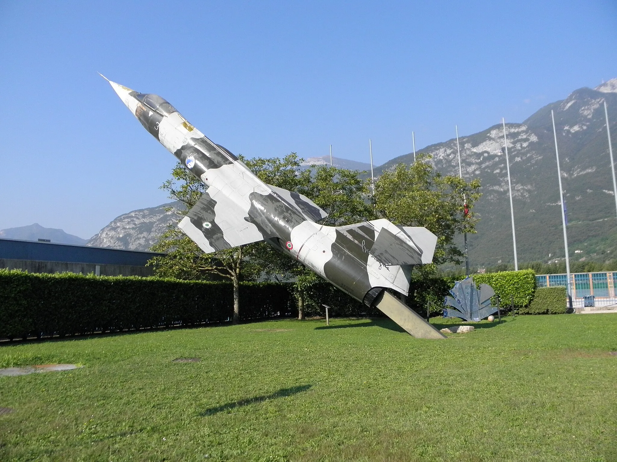 Photo showing: Trento, aeroporto di Trento-Mattarello "Gianni Caproni". L'F-104G monumentato "Gate Guardian" del complesso.