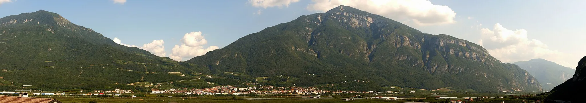 Photo showing: Mattarello (Trento, Italy): panorama of Mattarello from Romagnano, with the mount Marzola on the left, the mount Vigolana on the right. On the extreme right, in the distance, Castel Beseno (Beseno's castle).