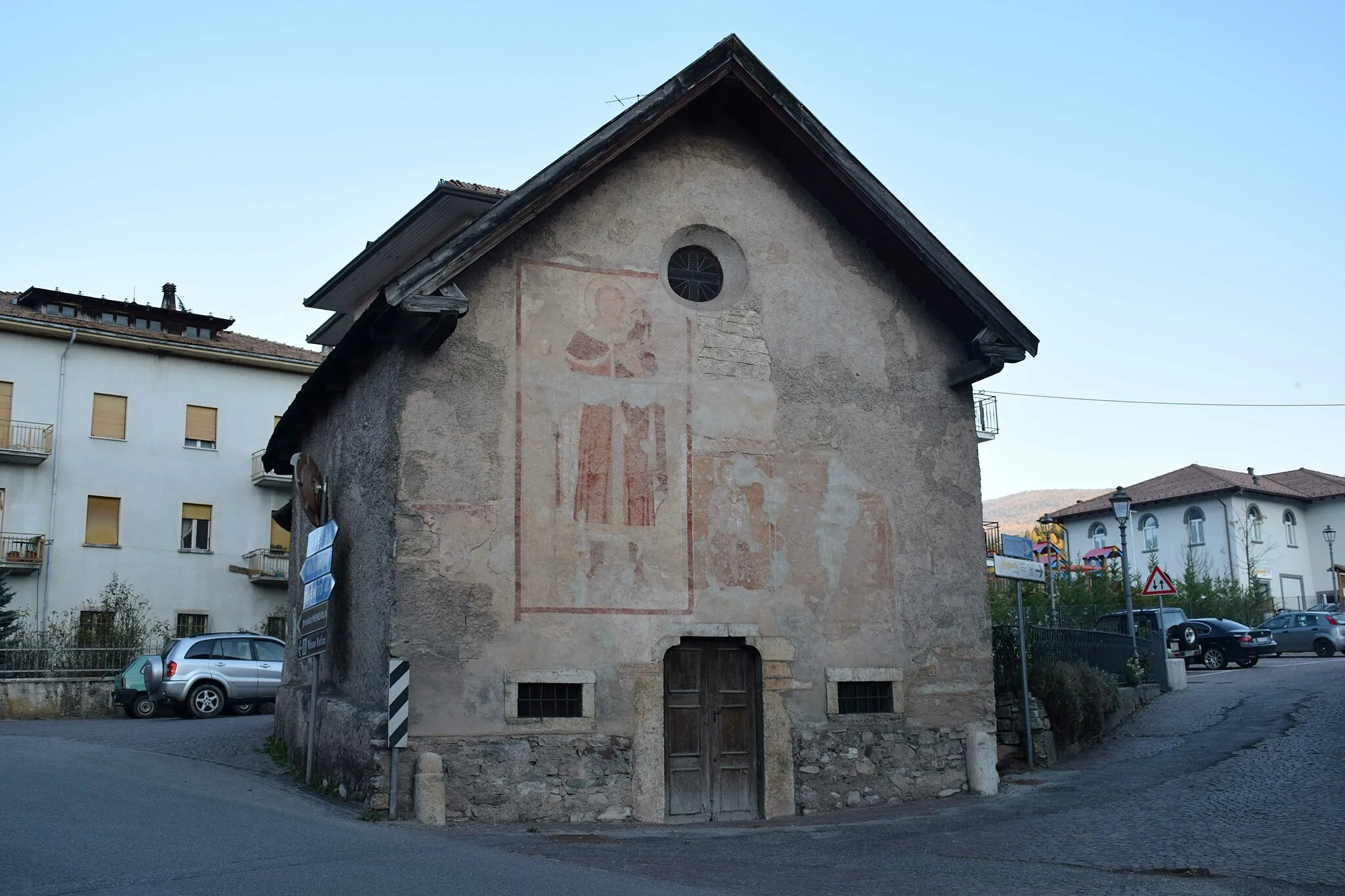 Photo showing: Facciata della piccola Chiesa di Sant'Alessandro, dove è visibile l'affresco di San Cristoforo