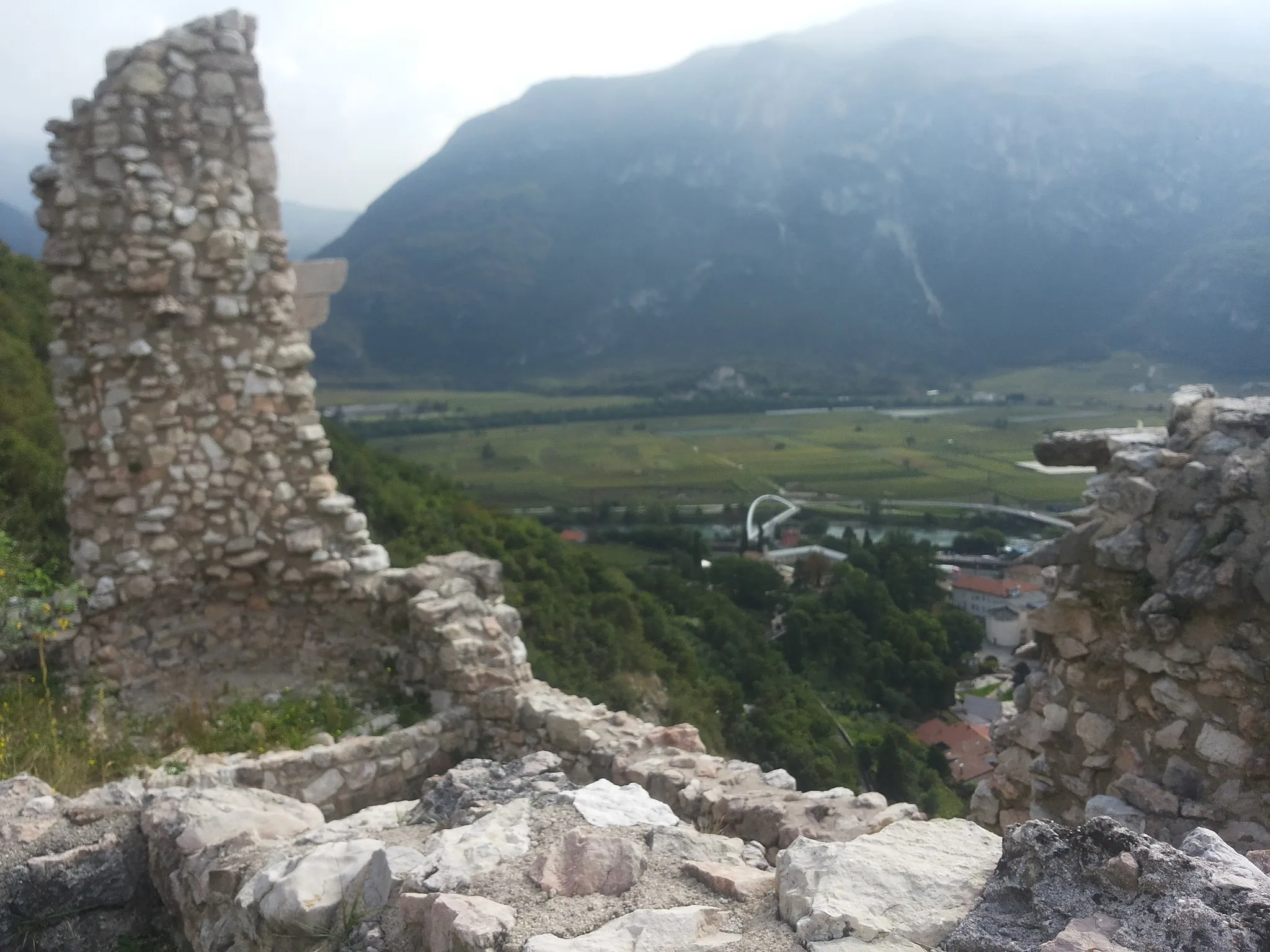 Photo showing: Ruins of the castle of Nomi (or Nomi castel) in the Province of Trento, Italy. The castle, dating from the twelfth century on the slopes of mount Corona. In 1487 the castle was burned by the army of the Republic of Venice.
