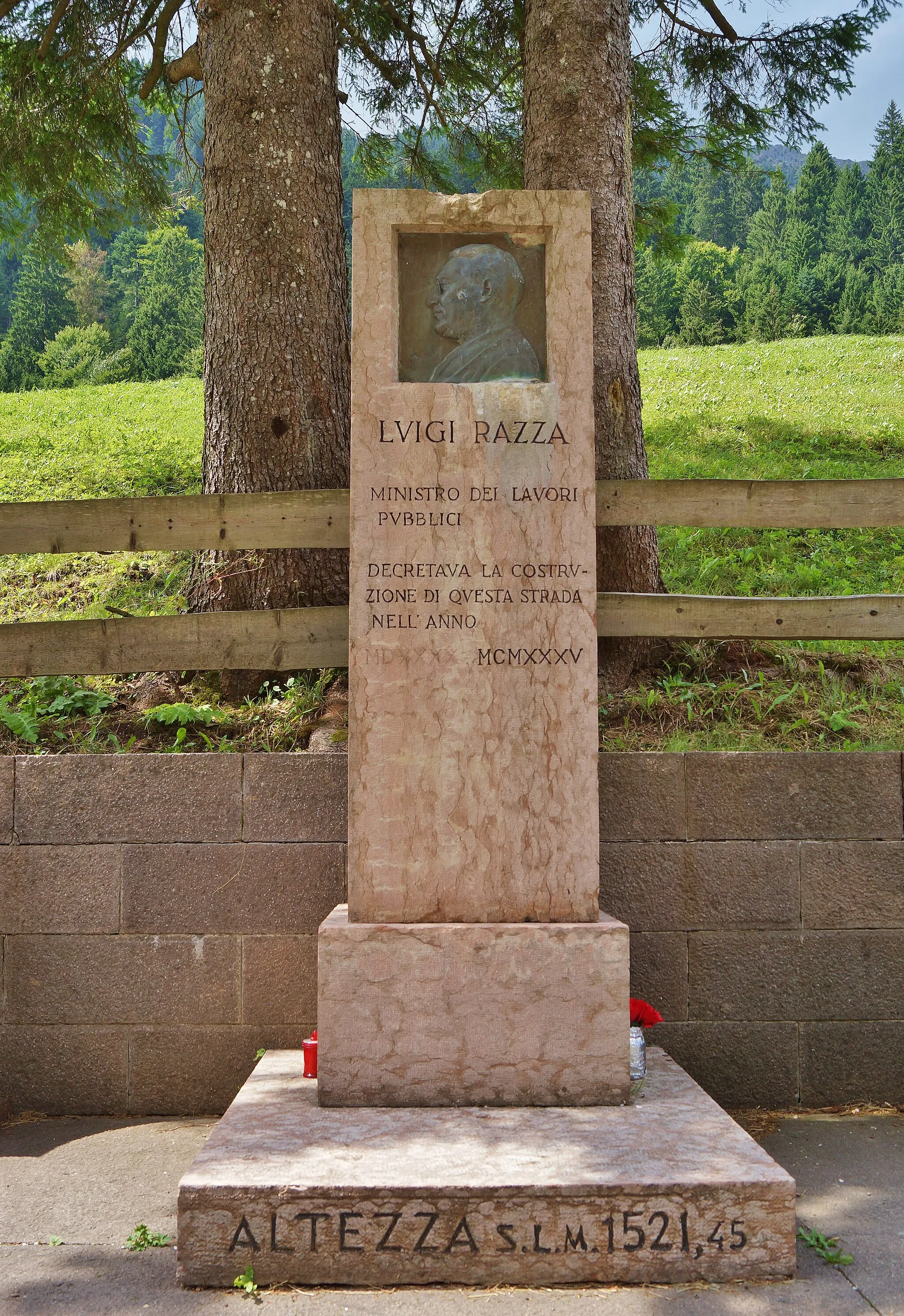 Photo showing: Gedenkstein für Luigi Razza auf der Passhöhe des Gampenpasses.