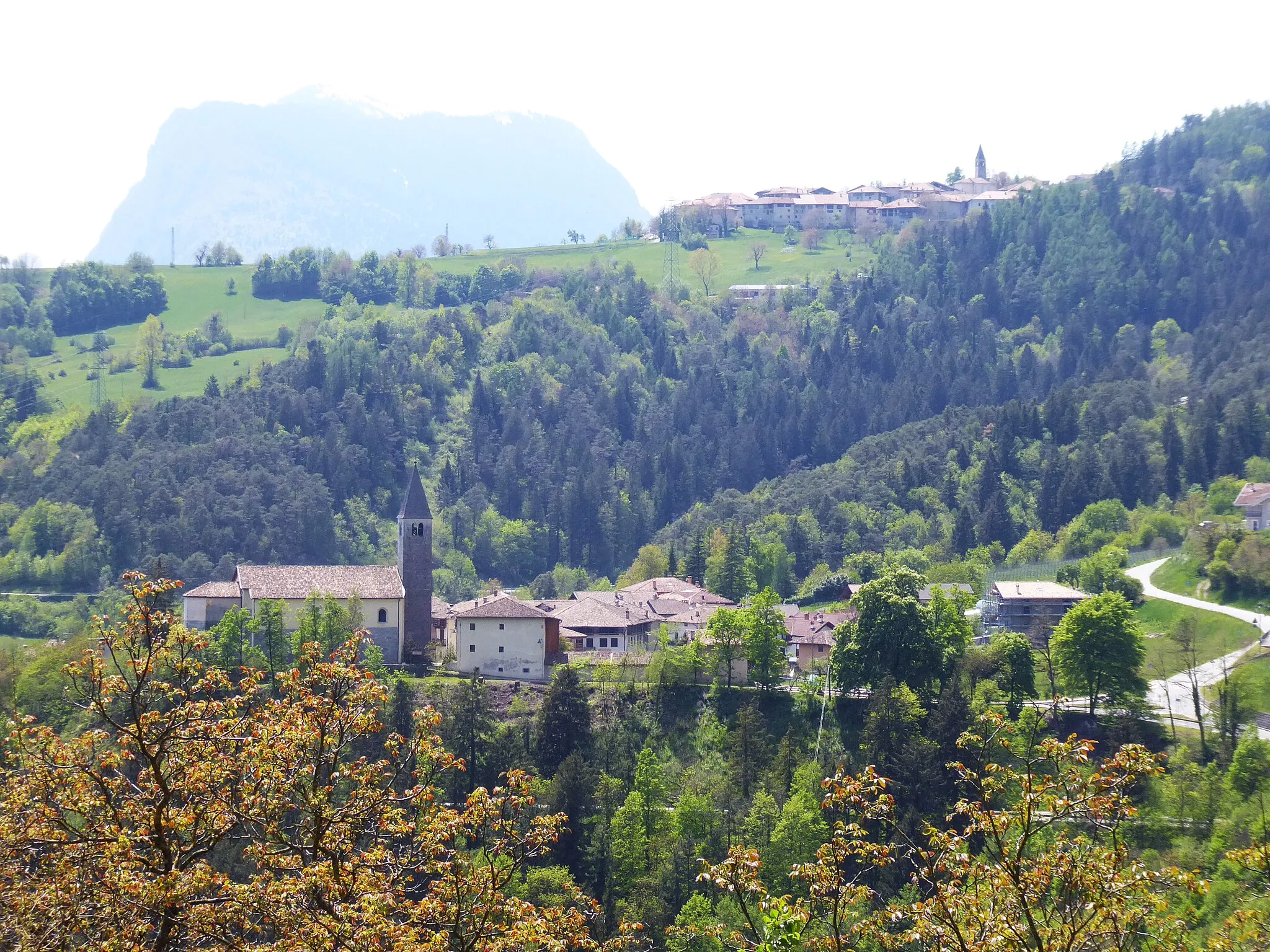 Photo showing: Tavodo (San Lorenzo Dorsino) and Sclemo (Stenico) as seen from Dorsino (San Lorenzo Dorsino), Trentino