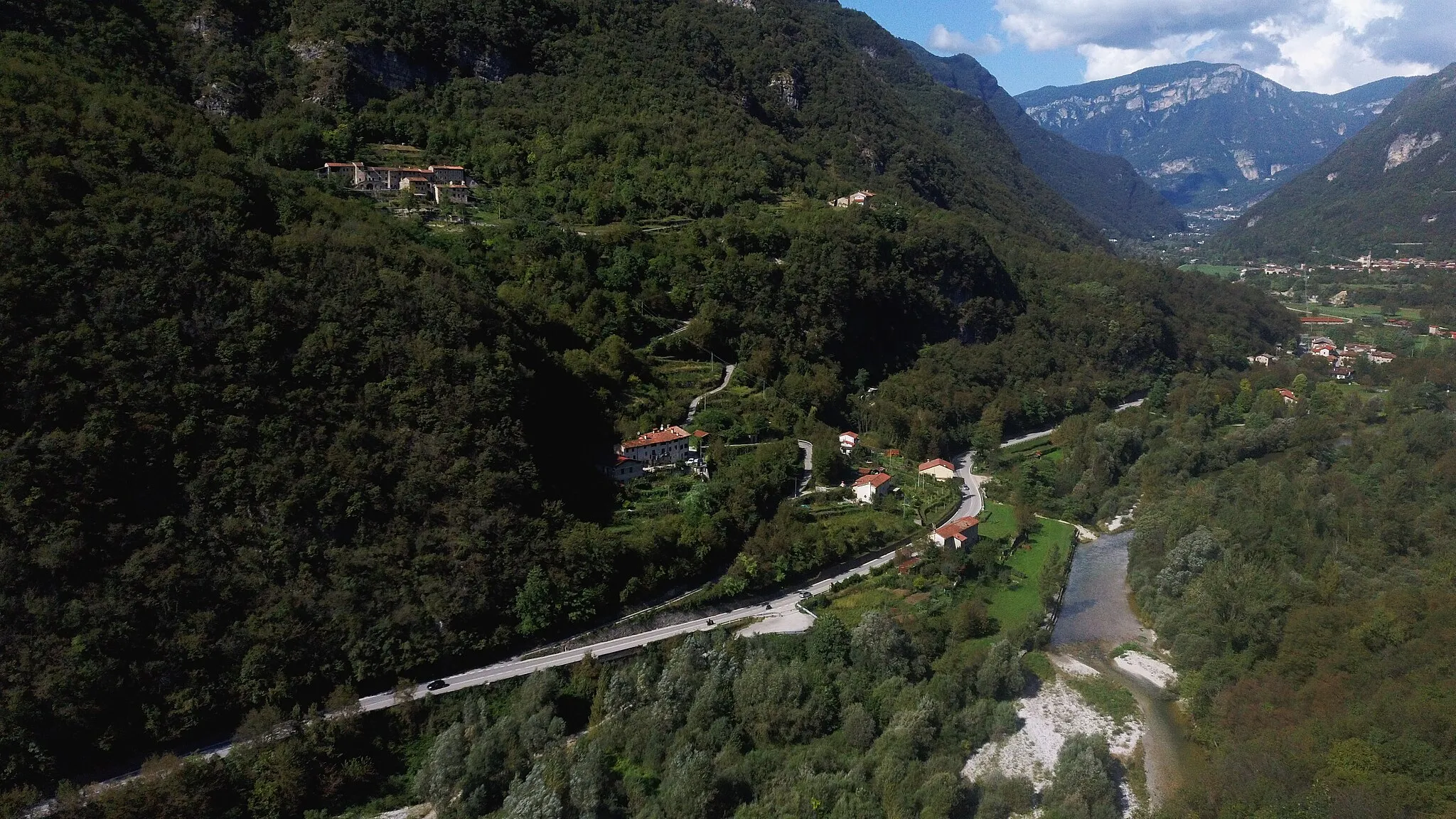 Photo showing: The Astico valley as seen from the Torrione di Pedescala