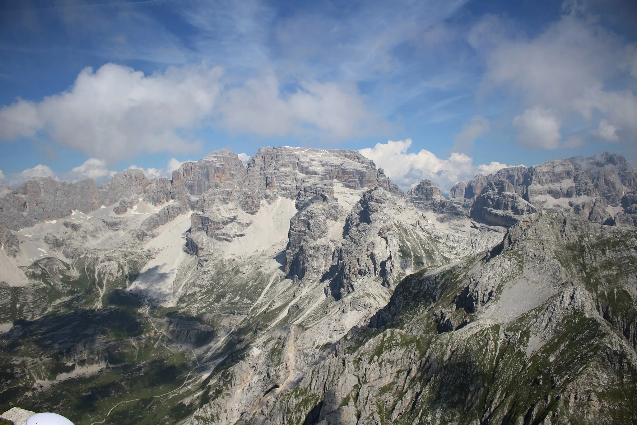 Photo showing: Il massiccio Cima d'Ambiez - Cima Tosa che domina la Val d'Ambiez visto da Cima Ghez, sullo sfondo Cima Brenta, Dolomiti di Brenta.